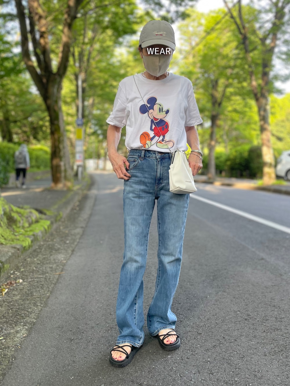「ミニバッグ、このスタイルがお気に入り、オトナカジュアル、プリントT、ミッキーT、ショルダーバッグ、ミニショルダー、バングル、ブレスレット、キャップ、夏だ！Tシャツ着よう！、GUデニム、デニム、厚底サンダル、がまぐちくん」｜「UNIQLOのディズニー ミッキー マウス アート バイ アンディ・ウォーホル グラフィックT（半袖）（Tシャツ/カットソー、ホワイト系）」を使った、ゆりさん（レディース・154cm）の夏コーディネートの3枚目の写真