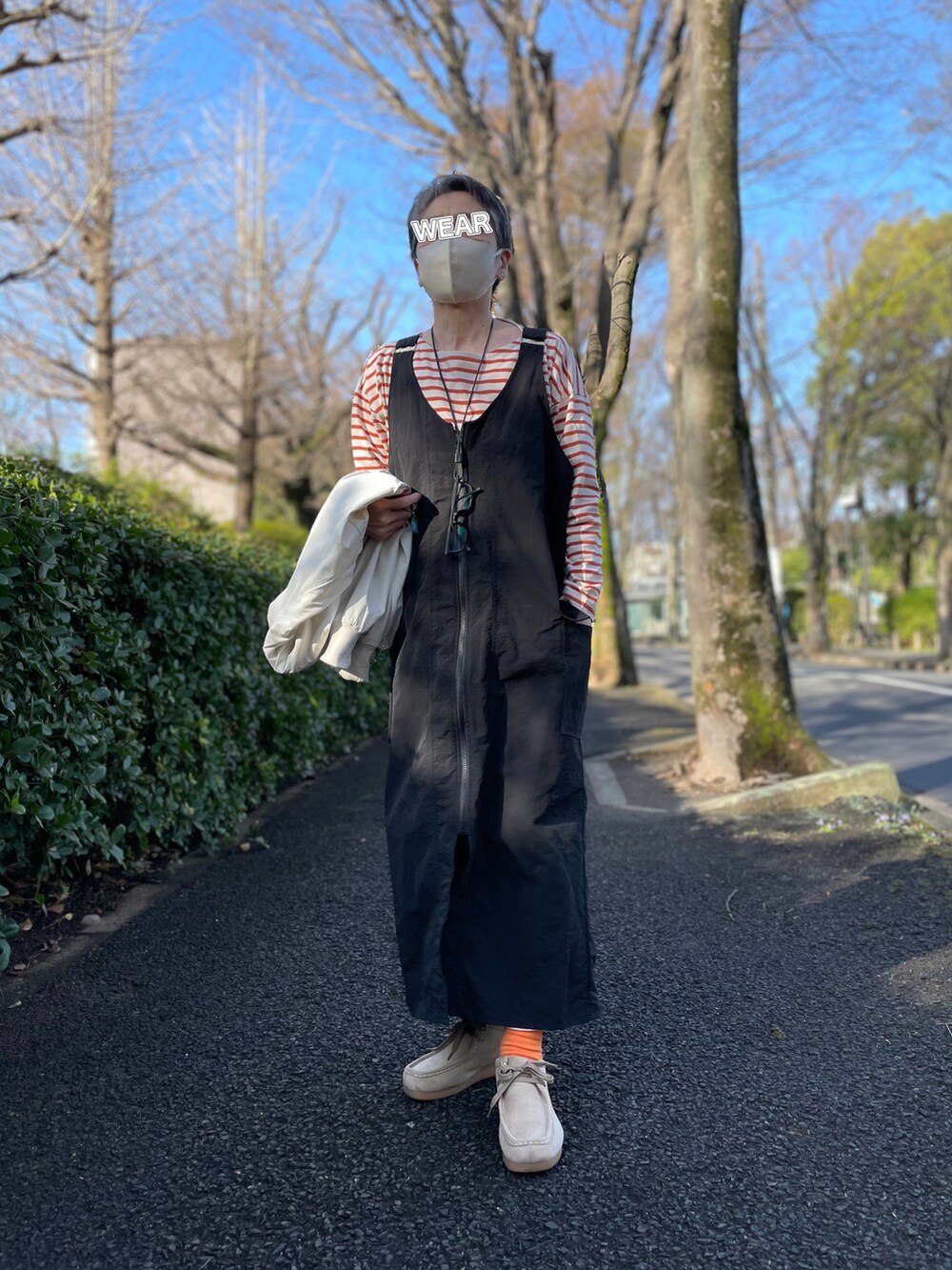 「ハーフジップ、春服デビュー宣言、ジップジャンパースカート、ボーダーTシャツ、休日スタイル、ジップブルゾン」｜「Auntie Rosa Holidayのナイロンフィッシングジャンスカ（ジャンパースカート、ブラック系）」を使った、ゆりさん（レディース・154cm）の春コーディネートの2枚目の写真