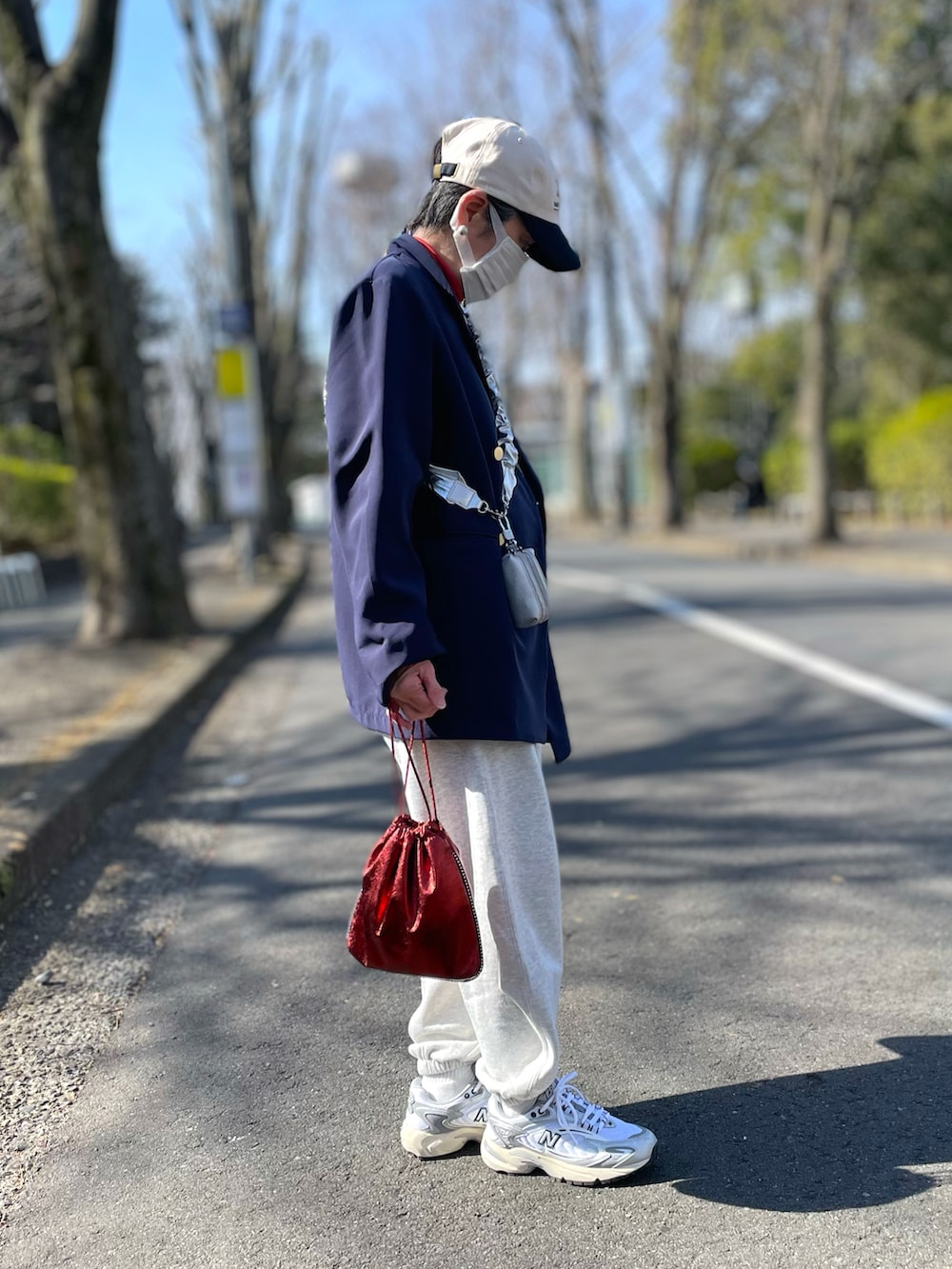 「ブレザー、紺ブレ、ロゴニット、キャップ、スウェットパンツ、スマホショルダー、キーケース、3coins、スニーカー、ニューバランス725」|「LEPSIMのフェイクレザーメタリックスマホストラップ 161573(スマホグッズ、シルバー系)」を使った、ゆりさん(レディース・154cm)の冬コーディネートの2枚目の写真