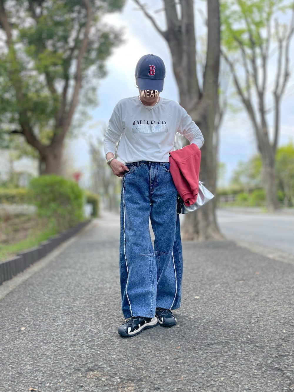 「春めき満開コーデ、ラインデニム、ツートンデニム、バレルレッグジーンズ、プリントT、キャップ女子、肩がけ、巾着バッグ、トリコロールカラー、スポーツサンダル、スニーカーサンダル」｜「GUのアイテム（デニムパンツ、ブルー系）」を使った、ゆりさん（レディース・154cm）の春コーディネートの2枚目の写真
