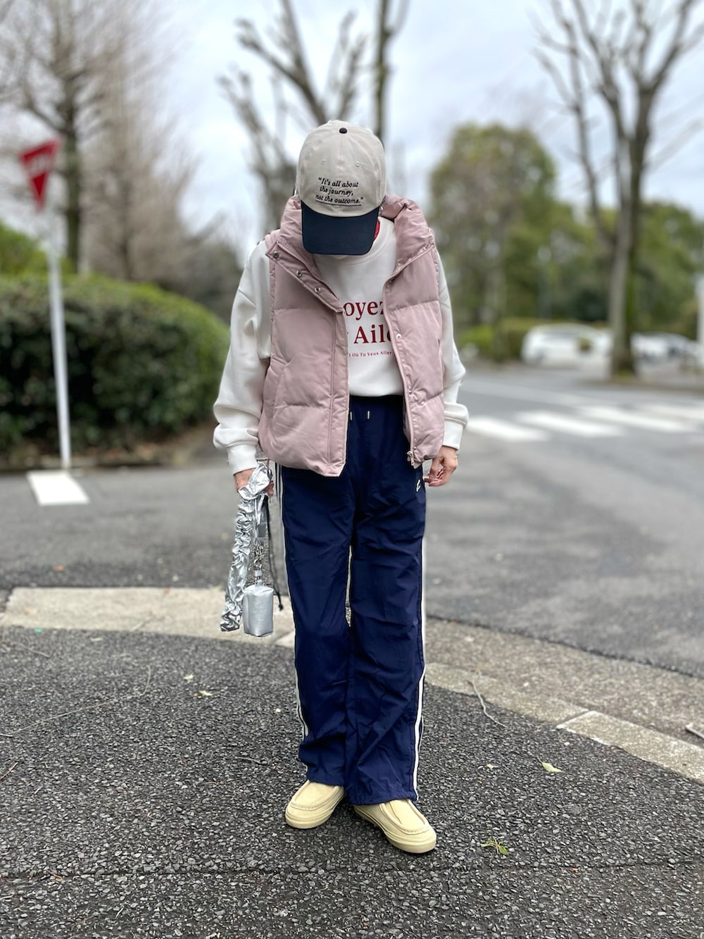「ダウンベスト、くすみピンク、ショート丈、キャップ女子、ロゴスウェット、ラインパンツ、スマホショルダー、ワラビー、スニーカー、VANS CARVER」｜「DISCOATの機能中綿ショートベスト（ジャケット/アウター、ピンク系）」を使った、ゆりさん（レディース・154cm）の春コーディネートの3枚目の写真