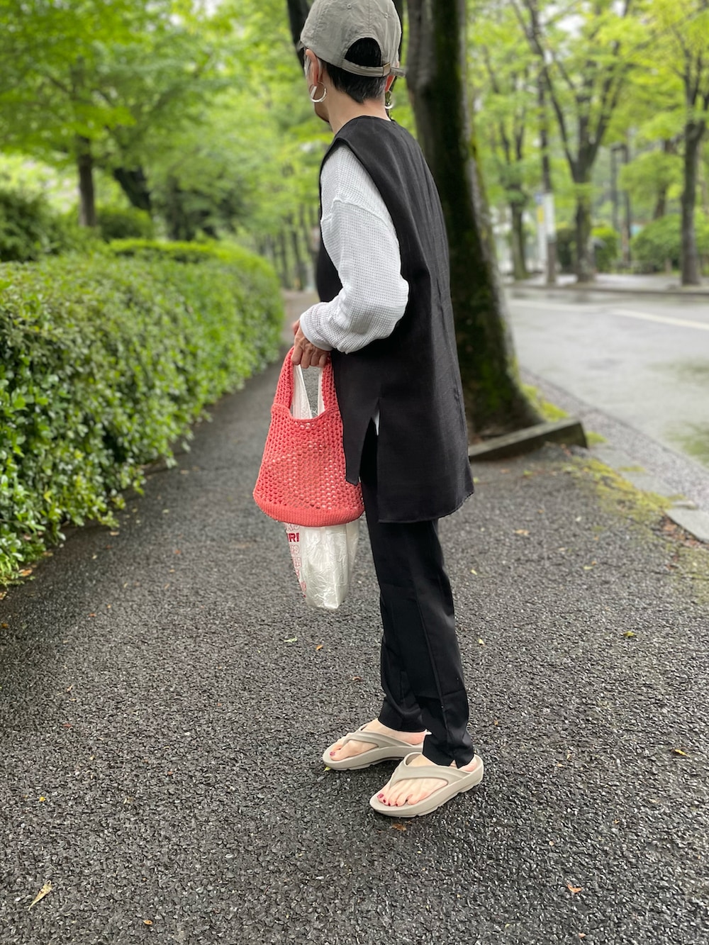 「ベスト、休日コーデ、ロコT、キャップ、トートバッグ、ミニバッグ、ジーユー(GU)、ナイロンパンツ、セットアップ、ビーチサンダル、お出かけコーデ日記、メッシュトップス」｜「CIAOPANIC TYPYの【タンク付き】リネンライクVネックベスト（ベスト、ブラック系）」を使った、ゆりさん（レディース・154cm）の春コーディネートの2枚目の写真