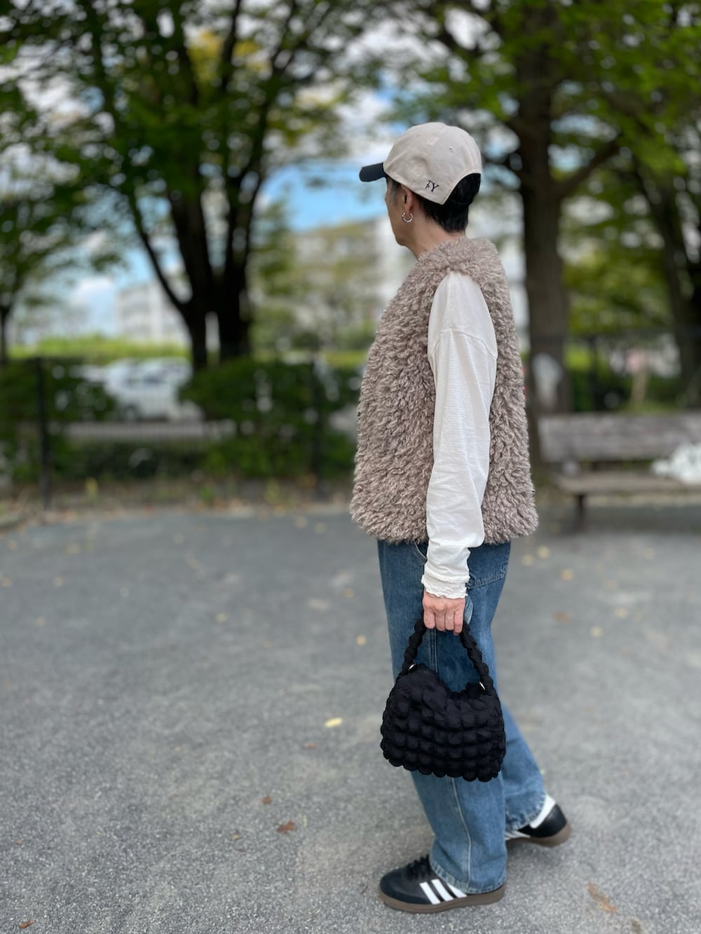「ベスト、シャギーベスト、オーバーオール、オーバーオールLOVEの会、キャップ、シアートップス、シアーTシャツ、ポップコーンバッグ、スニーカー、adidas samba、秋っぽコーデ更新中」｜「GLOBAL WORKのキッズ140  2970円（ベスト、ブラウン系）」を使った、ゆりさん（レディース・154cm）の秋コーディネートの3枚目の写真