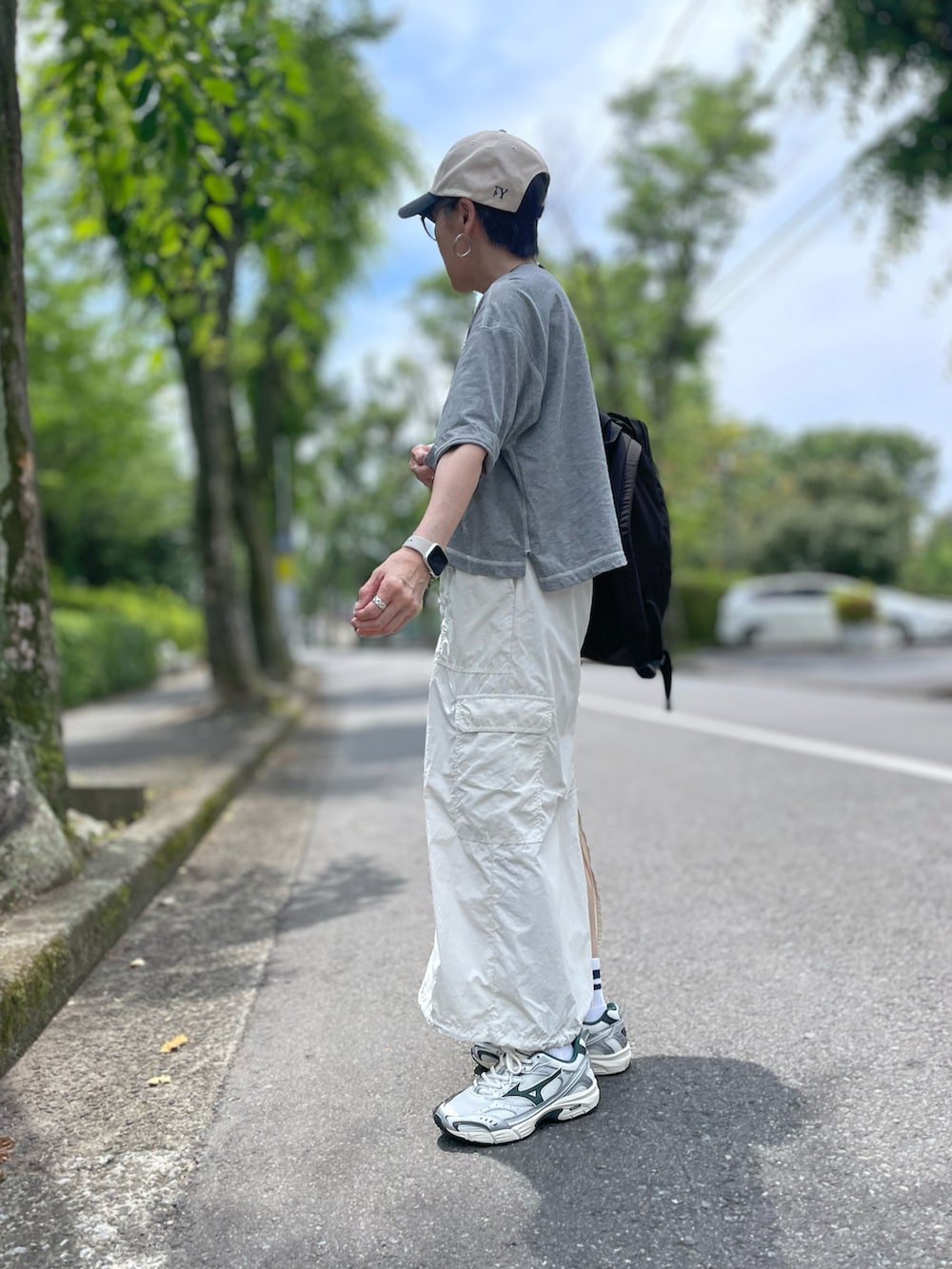 「ライブコーデ、キャップ、メガネ、スウェットTシャツ、カーゴスカート、メガネホルダー、リュック、スニーカー、ミズノスニーカー、MIZUNO」｜「studio CLIPのフリンジ刺繍ワイドプルオーバー（Tシャツ/カットソー、グレー系）」を使った、ゆりさん（レディース・154cm）の夏コーディネートの2枚目の写真