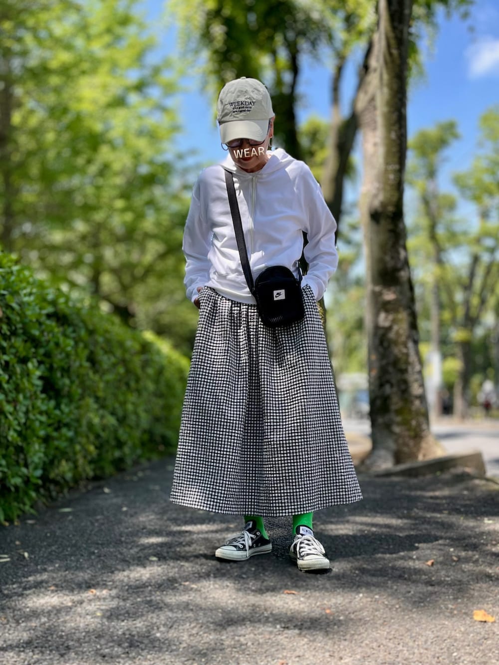 「やっぱり帽子が好き、モノトーン、キャップ女子、サングラス、めがね、白Tシャツ、UVカット、パーカー、レイヤード、ギンガムチェック、スカート、ボディバッグ、サムホール、カラーソックス、ファミマ靴下」｜「CONVERSEの《CONVERSE》NEXTAR110 OX コンバース ネクスター１１０ ＯＸ（スニーカー、ブラック系）」を使った、ゆりさん（レディース・154cm）の夏コーディネートの3枚目の写真