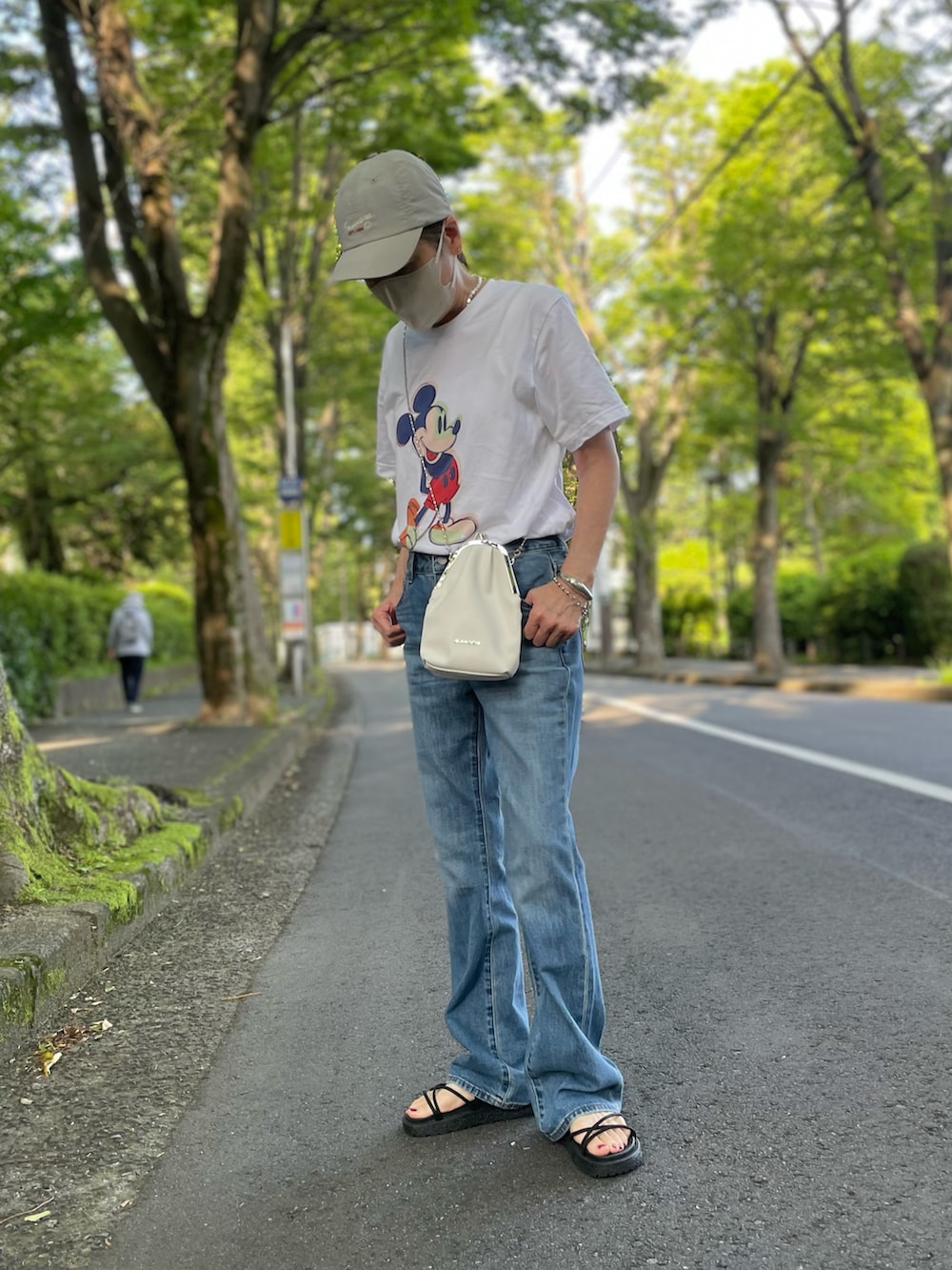 「ミニバッグ、このスタイルがお気に入り、オトナカジュアル、プリントT、ミッキーT、ショルダーバッグ、ミニショルダー、バングル、ブレスレット、キャップ、夏だ！Tシャツ着よう！、GUデニム、デニム、厚底サンダル、がまぐちくん」｜「UNIQLOのディズニー ミッキー マウス アート バイ アンディ・ウォーホル グラフィックT（半袖）（Tシャツ/カットソー、ホワイト系）」を使った、ゆりさん（レディース・154cm）の夏コーディネートの2枚目の写真