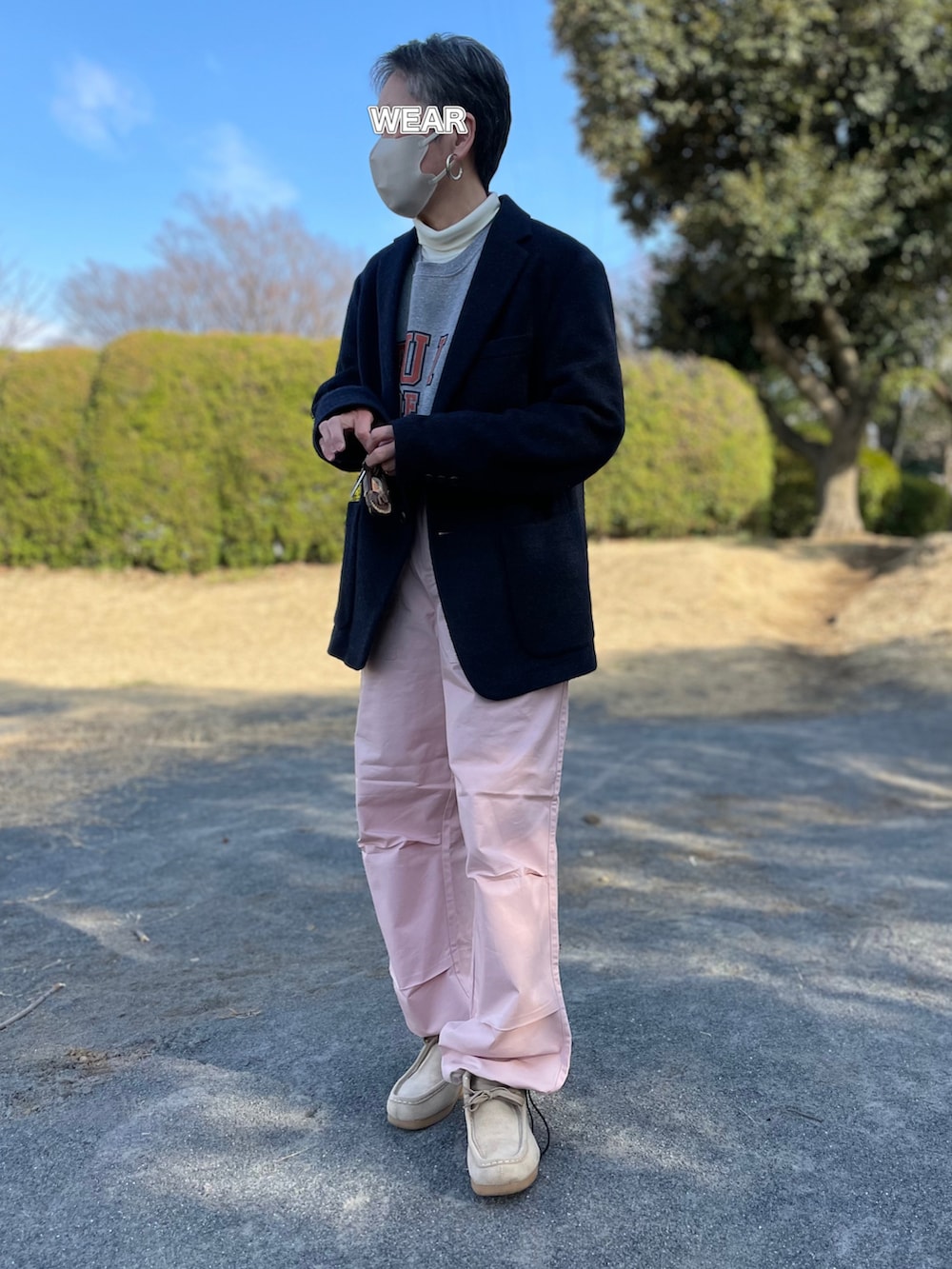「ほめられ本命コーデ、春色、ピンク、カーゴパンツ、ロゴスウェット、ブレザー、コンブレ、スウェードシューズ、モカシン、ワラビー」｜「feepurのスピンドルベイカージョガーパンツ（カーゴパンツ、ピンク系）」を使った、ゆりさん（レディース・154cm）の冬コーディネートの2枚目の写真