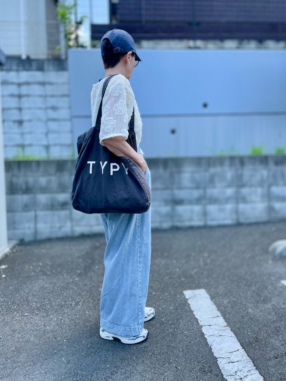 「夏ルックで気分アップ、デニム、サングラス、キャップ女子、接触冷感パンツ、メッシュTシャツ、トートバッグ、スニーカー、MIZUNO、MIZUNO MXR」｜「CIAOPANIC TYPYの【低身長・高身長対応/サイズ展開あり】【新色追加】柔らかワイドイージーデニム（デニムパンツ、ブルー系）」を使った、ゆりさん（レディース・154cm）の夏コーディネートの2枚目の写真