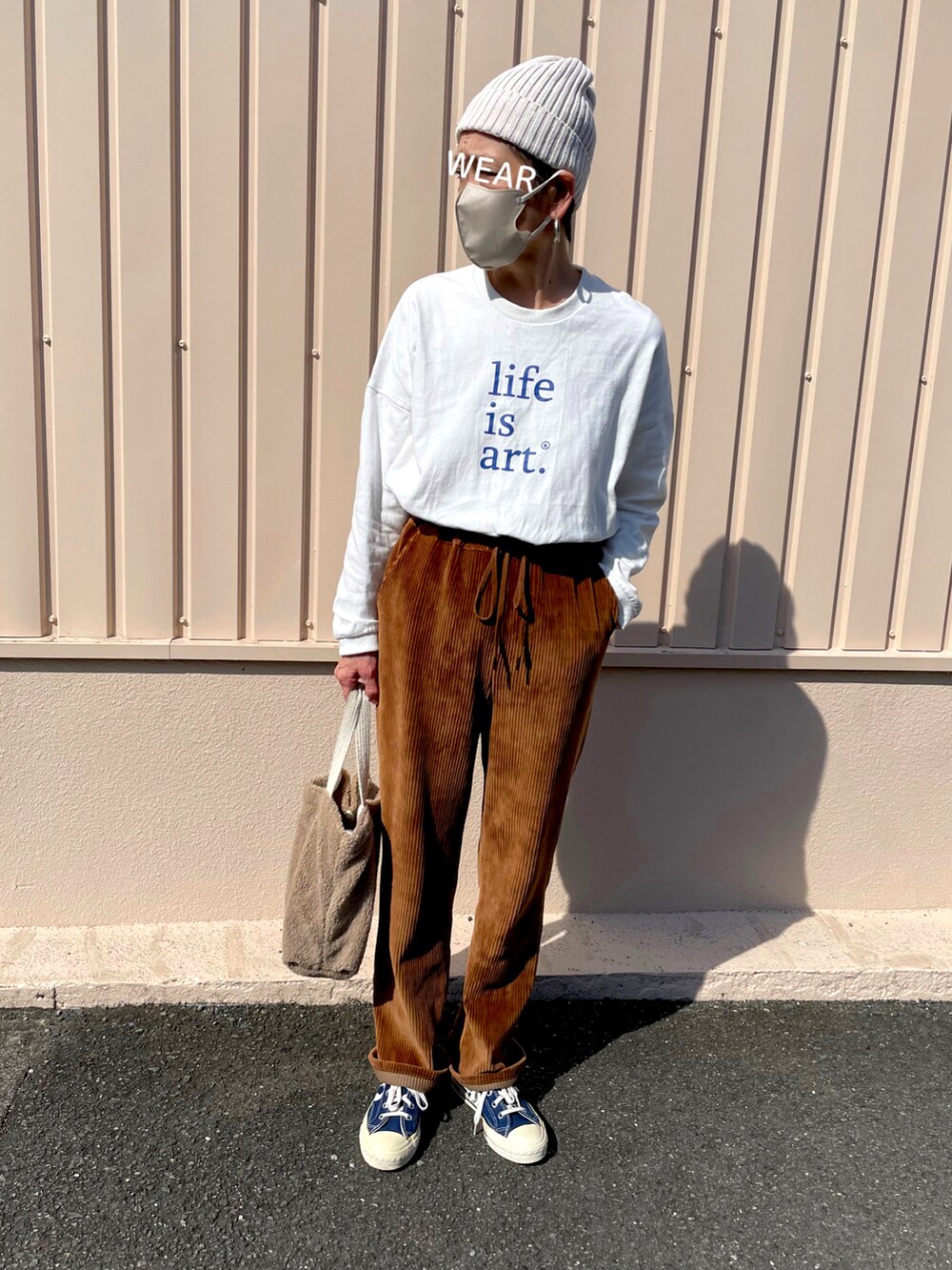 「ニット帽、休日コーデ、WEARハロウィン2022、キルティングジャケット、リバーシブル、コーデュロイパンツ、ロゴT、アンティカ(antiqua)、ブルー、コンバース、スニーカー」｜「E hyphen world galleryのアイテム（ニットキャップ/ビーニー、ベージュ系）」を使った、ゆりさん（レディース・154cm）の秋コーディネートの2枚目の写真