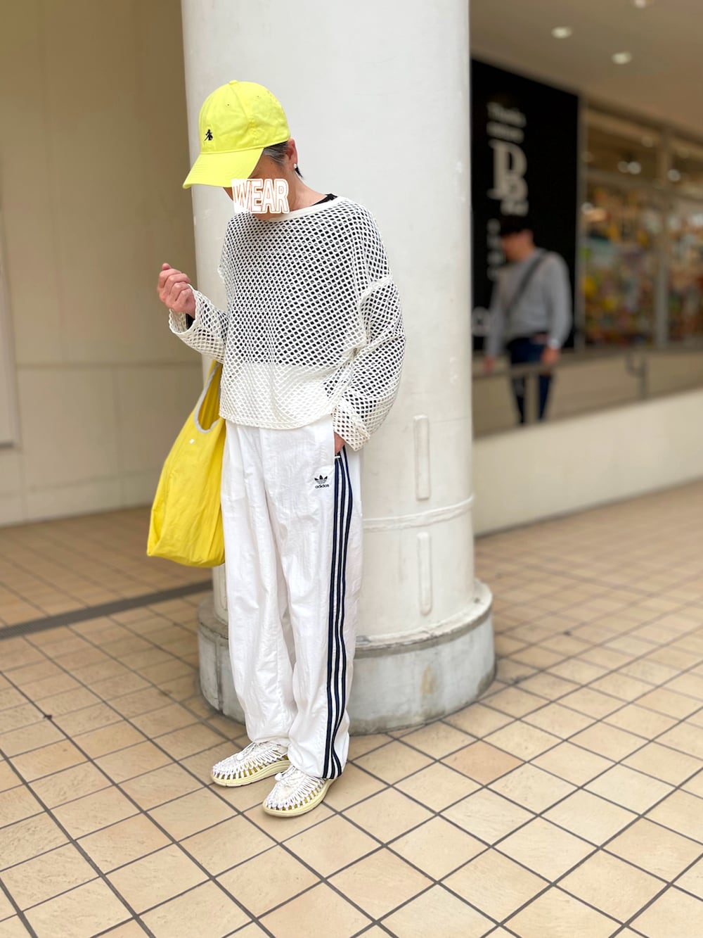 「ボーダー、無印良品、ボーダーTシャツ、キャップ、ラインパンツ、adidas、エコバッグ、イエロー、キーン(KEEN)、スポーツサンダル、スポーツミックス、ホワイトコーデ」｜「CIAOPANIC TYPYの【GEVACO / ゲバコ】 ツイル刺繍ロゴウォッシュ加工キャップ（キャップ、グリーン系）」を使った、ゆりさん（レディース・154cm）の春コーディネートの2枚目の写真