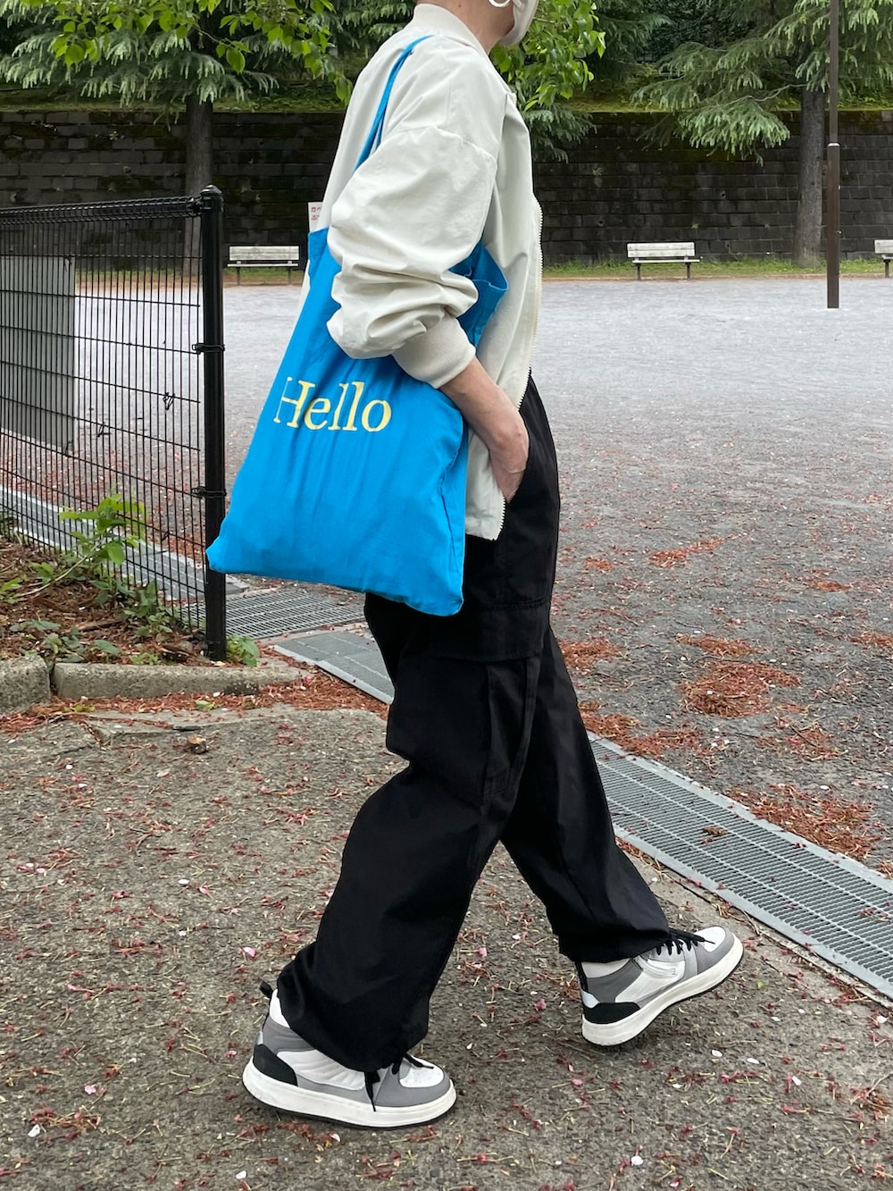 「モノトーン、休日スタイル、オトナカジュアル、メンズライク、ジップブルゾン、リンガーTシャツ、リンガーT、カーゴパンツ、ロゴトート、布バッグ、ハイカットスニーカー、ZARA KIDS」｜「HealthknitのHealthknit / ヘルスニット 別注 ワッフルボーダーリンガーTシャツ（Tシャツ/カットソー、ブラック系）」を使った、ゆりさん（レディース・154cm）の春コーディネートの3枚目の写真