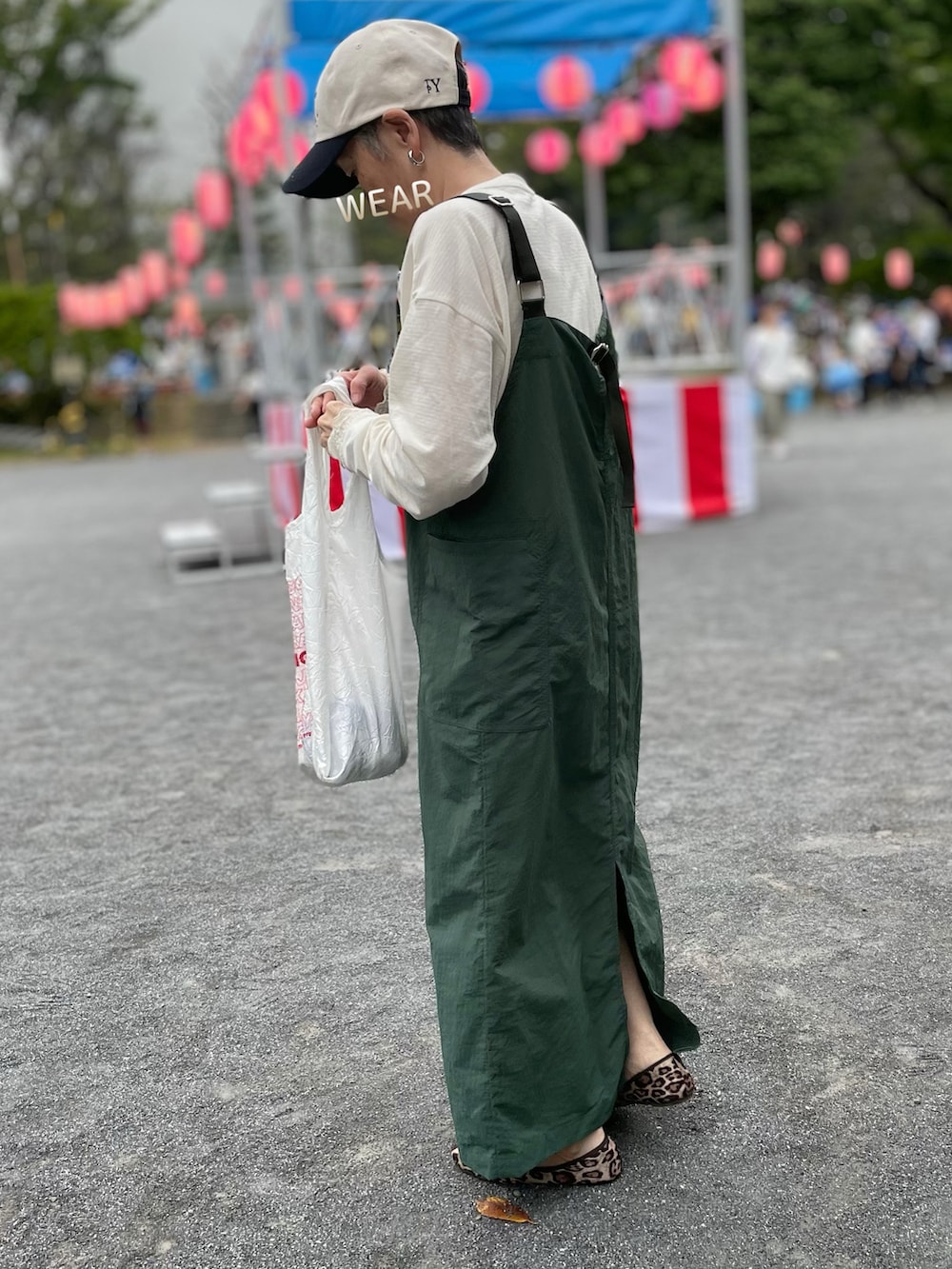 「秋っぽコーデ更新中、シアートップス、シアーTシャツ、ジャンスカ、ジャンパースカート、キャップ、エコバッグ、バレエシューズ、レオパード柄、レオパード、お祭り」｜「studio CLIPのアソートライトロンT[プラスサイズあり]（Tシャツ/カットソー、ホワイト系）」を使った、ゆりさん（レディース・154cm）の秋コーディネートの2枚目の写真