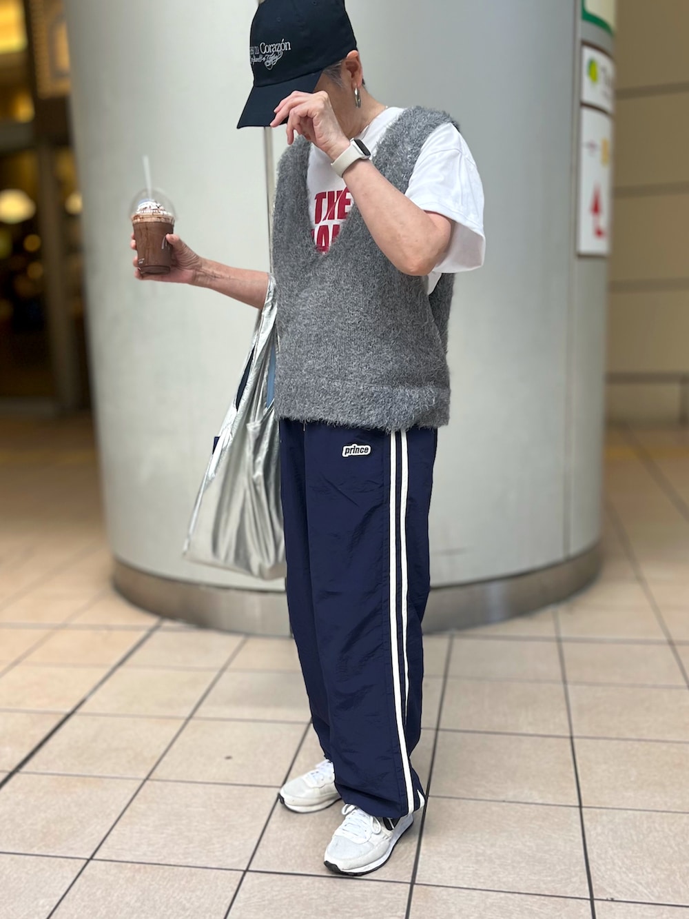 「秋服準備はじめました、ロゴT、キャップ、ベスト、ラインパンツ、シルバーネックレス、ネックレス、エコバッグ、スニーカー、オトナカジュアル、メンズライク、アウトドアスタイル、NIKE」｜「CIAOPANIC TYPYの【リバイバル/WEB限定】ミックスフェザーヤーンクロップド丈ベスト（ベスト、グレー系）」を使った、ゆりさん（レディース・154cm）の秋コーディネートの2枚目の写真