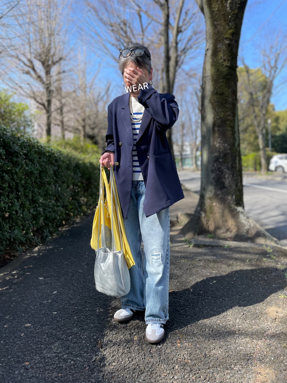 「ジャケットスタイル、春のNewスタイル、紺ブレ、ブレザー、ボーダートップス、ショルダーバッグ、ダメージデニムパンツ、デニム、adidas samba、スニーカー、めがね、カチューシャ」｜「Chaco closetのダブルクロス金ボタンダブルブレザージャケット（テーラードジャケット、ブルー系）」を使った、ゆりさん（レディース・154cm）の春コーディネートの2枚目の写真