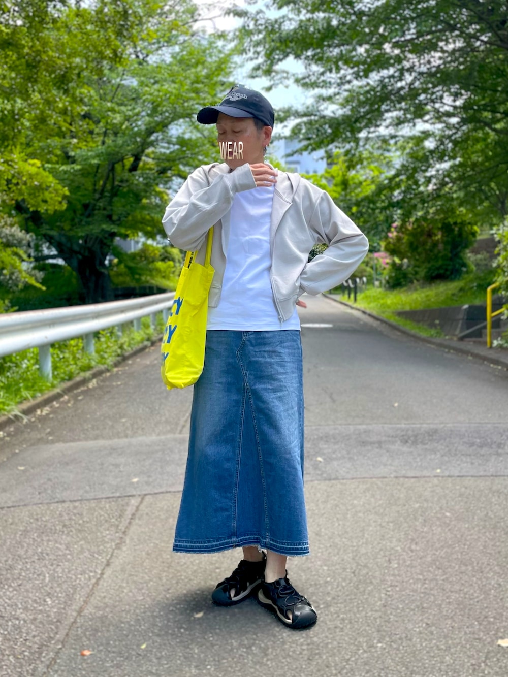 「最近のいい感じコーデ、GUコーデ、UVカットフルジップパーカー、パーカー、Tシャツ、白Tシャツ、キャップ女子、トートバッグ、デニムスカート、スポーツサンダル、サムホール、買い物コーデ」｜「GUの1990円（パーカー、グレー系）」を使った、ゆりさん（レディース・154cm）の春コーディネートの3枚目の写真