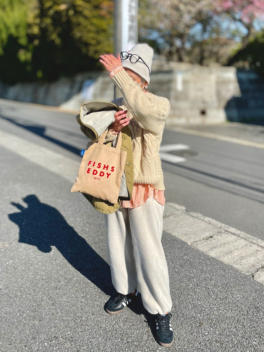 「スポーツミックス、ニット帽、バンドカラー、バンドカラーシャツ、オレンジ、キルティングジャケット、ケーブルニット、ミニトート、スウェットパンツ、adidas samba、レイヤードスタイル、レイヤード」｜「Javaの《JaVaジャバ コラボ》大人のこなれ感。ノーカラーキルティングコート（ノーカラージャケット、グリーン系）」を使った、ゆりさん（レディース・154cm）の冬コーディネートの3枚目の写真