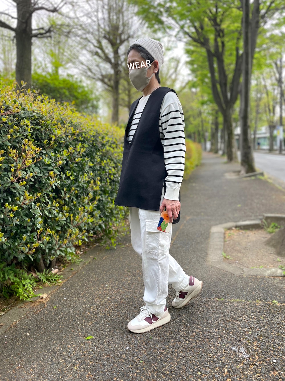 「モノトーン、オトナカジュアル、ニット帽、ボーダートップス、ベスト、携帯カバー、カーゴパンツ、ニューバランス」｜「E hyphen world galleryのアイテム（ニットキャップ/ビーニー、ベージュ系）」を使った、ゆりさん（レディース・154cm）の春コーディネートの2枚目の写真