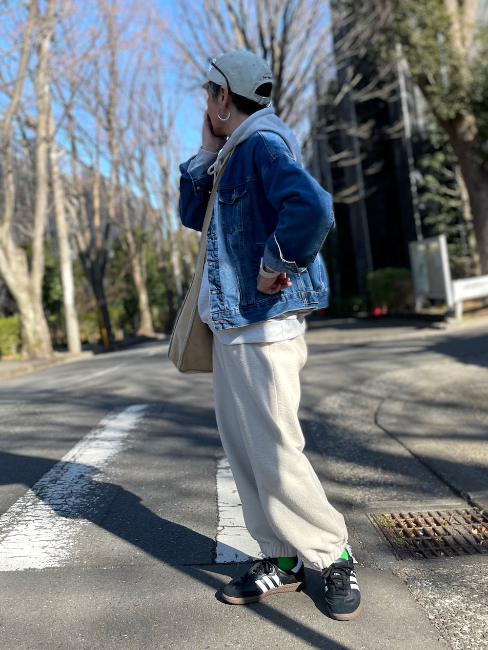 「デニム、オトナカジュアル、デニムジャケット、デニジャケ、パーカー、デニジャケ×パーカー、ロゴパーカー、キャップ、キャップ女子、メガネ女子、スウェットパンツ、スニーカー、adidas samba、Apple Watch」｜「coca（coca）の＼＼新色登場／／ノーカラーデニムジャケット（デニムジャケット、ブルー系）」を使った、ゆりさん（レディース・154cm）の冬コーディネートの2枚目の写真