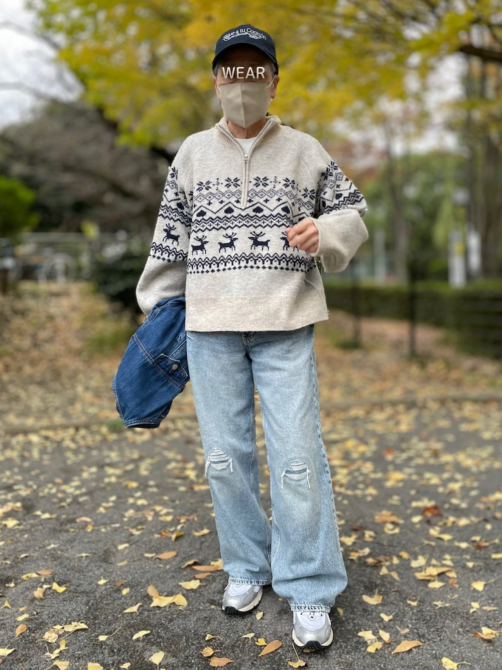「秋コーデ、ノルディック柄、ハーフジップ、ニット、キャップ、ダメージデニムパンツ、デニムジャケット、スニーカー、ニューバランス725、デニム」｜「しまむらの2200円（ニット/セーター、ブルー系）」を使った、ゆりさん（レディース・154cm）の秋コーディネートの2枚目の写真