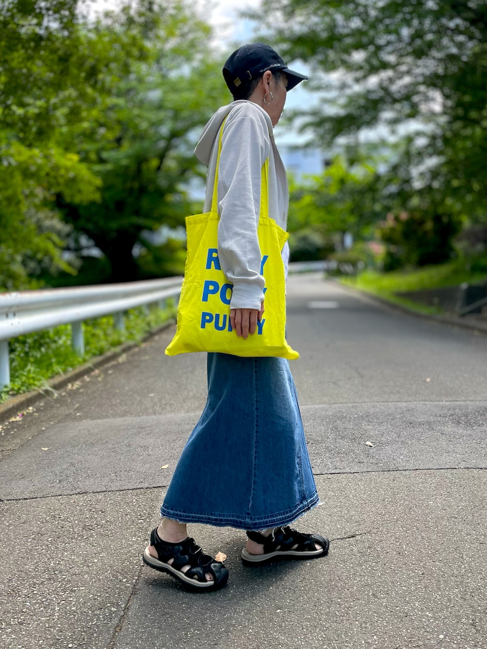 「最近のいい感じコーデ、GUコーデ、UVカットフルジップパーカー、パーカー、Tシャツ、白Tシャツ、キャップ女子、トートバッグ、デニムスカート、スポーツサンダル、サムホール、買い物コーデ」｜「GUの1990円（パーカー、グレー系）」を使った、ゆりさん（レディース・154cm）の春コーディネートの2枚目の写真