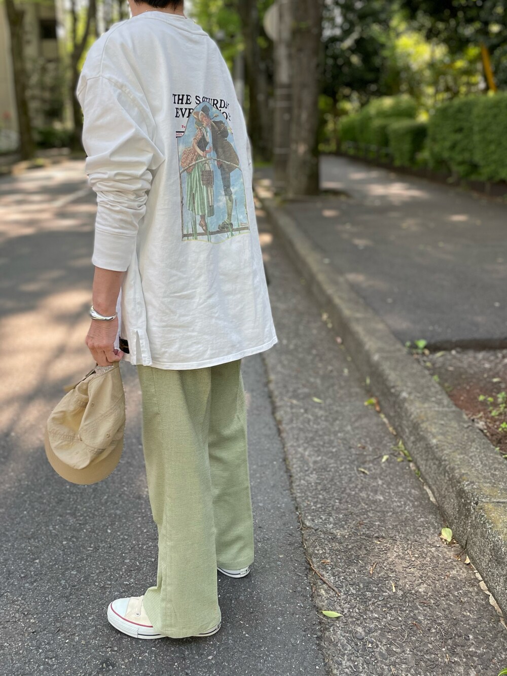 「ごきげんウィーク、グリーン、ミリタリー、ベスト、お散歩コーデ、チェックパンツ、フレアパンツ、バックプリント、プリントT、ロゴT、ハイカツトスニーカー、キャップ、コンバース」｜「ISOOKのミリタリーベスト（ベスト、グリーン系）」を使った、ゆりさん（レディース・154cm）の春コーディネートの2枚目の写真
