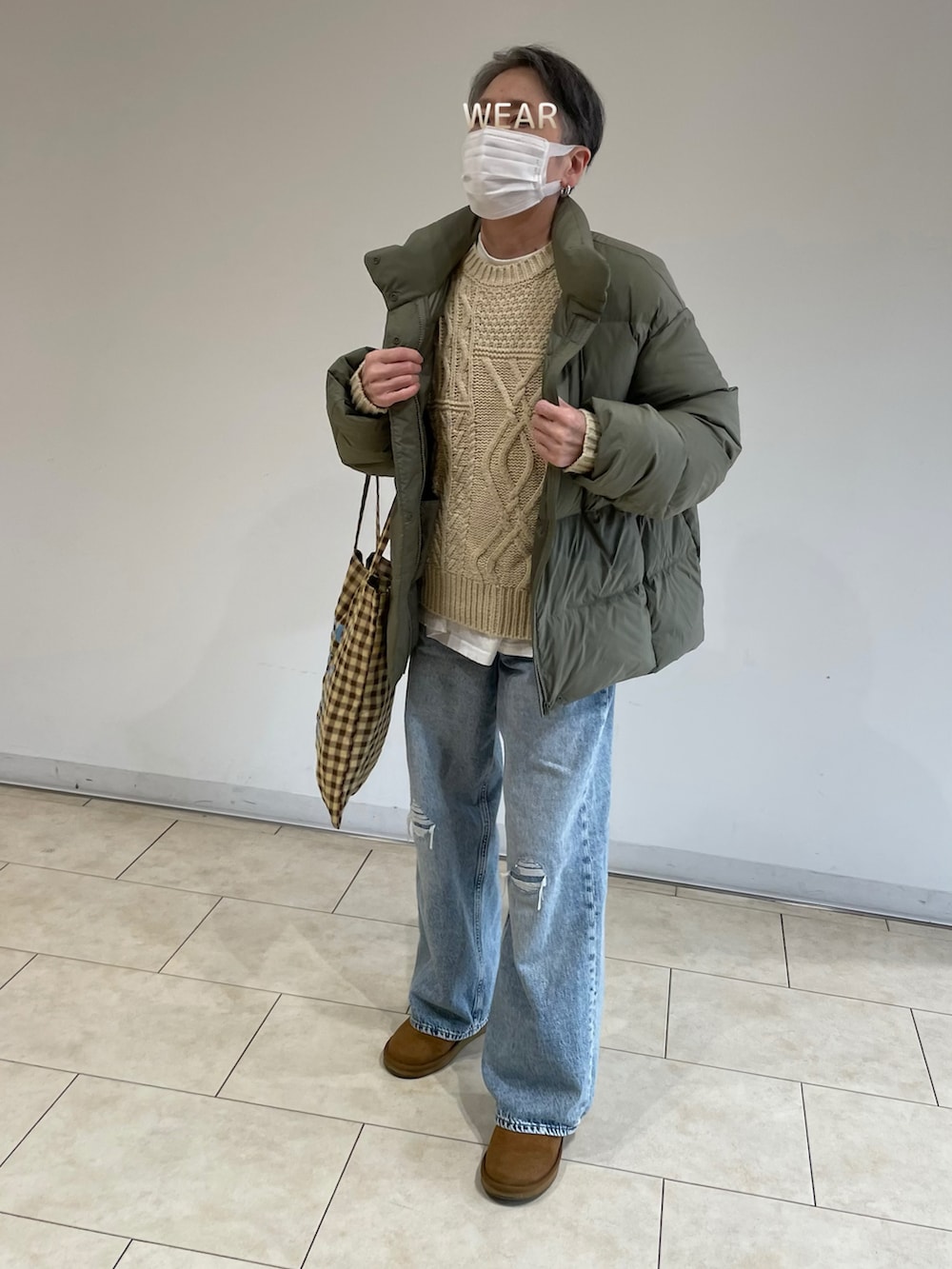「デニム、デニムパンツ、ダメージデニム、ダウンジャケット、ユニクロダウン、ケーブルニット、トートバッグ、ムートンブーツ、レイヤードスタイル、ブラックフライデー」｜「UNIQLOの9990円パウダーソフトダウン🥝（ダウンジャケット/コート、グリーン系）」を使った、ゆりさん（レディース・154cm）の秋コーディネートの2枚目の写真