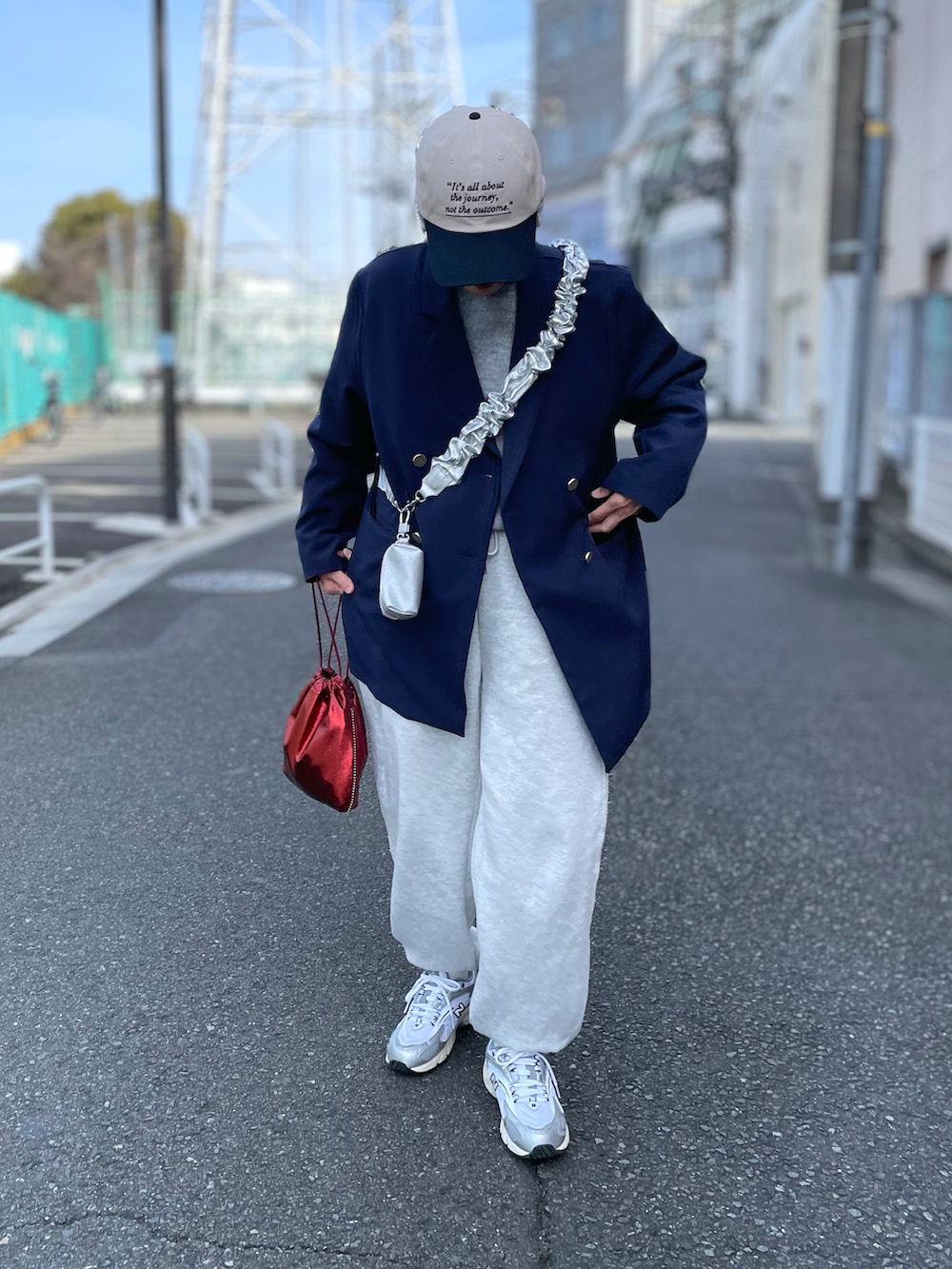 「ブレザー、紺ブレ、ロゴニット、キャップ、スウェットパンツ、スマホショルダー、キーケース、3coins、スニーカー、ニューバランス725」|「LEPSIMのフェイクレザーメタリックスマホストラップ 161573(スマホグッズ、シルバー系)」を使った、ゆりさん(レディース・154cm)の冬コーディネートの3枚目の写真