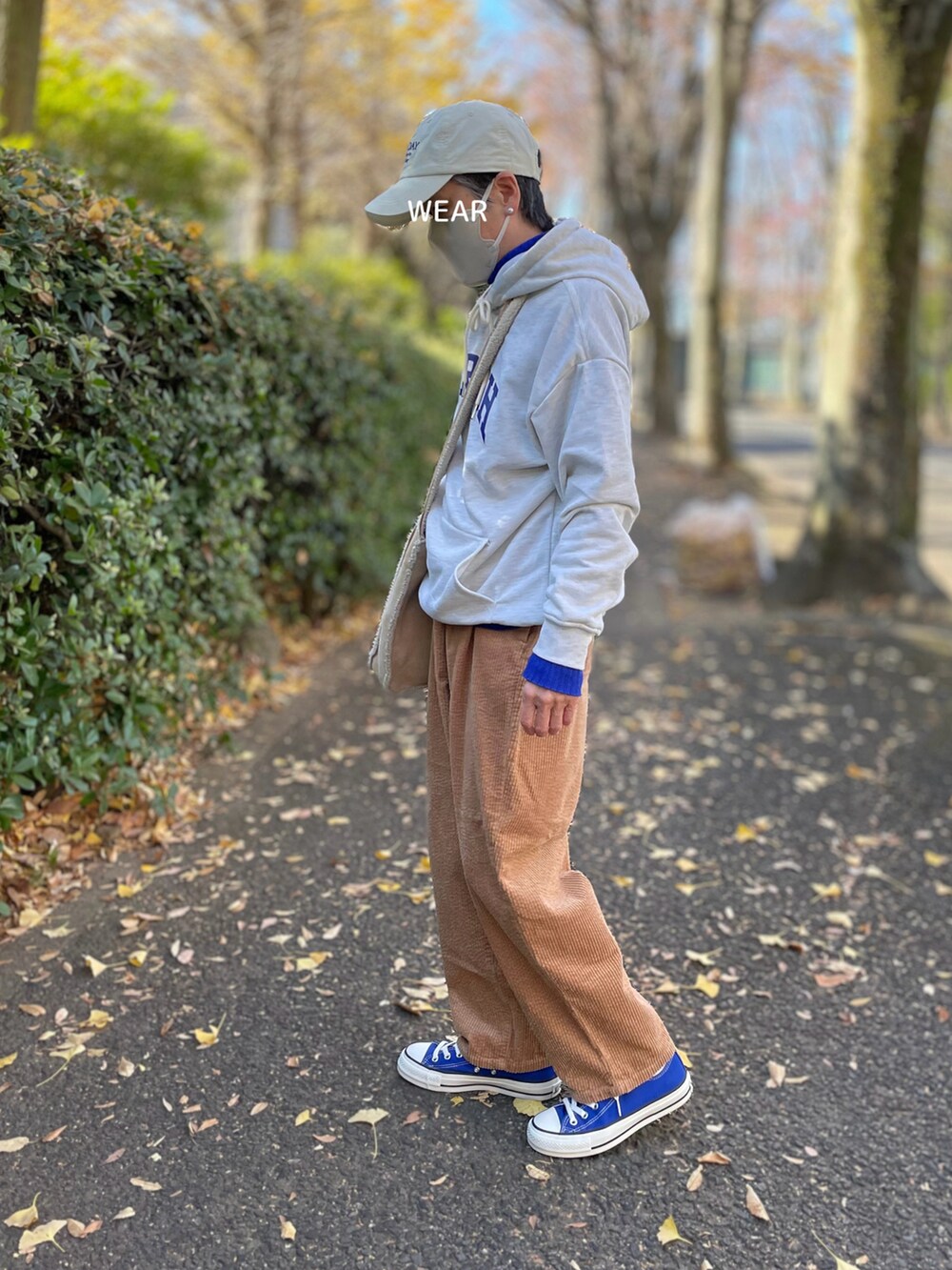 「ブラウン、ファッションを楽しもう、コーデュロイ、キャップ女子、キャップ、パーカー、ロゴパーカー、リブニット、ブルー、コーデュロイパンツ、ショルダーバッグ、スニーカー、オトナカジュアル、コンバース」｜「Ocean&GroundのJr.コールテンテーパードタックパンツ（150～160cm）（その他パンツ、ブラウン系）」を使った、ゆりさん（レディース・154cm）の冬コーディネートの2枚目の写真