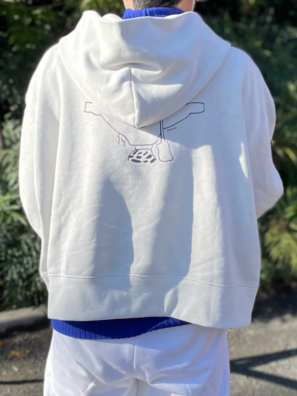 「パーカー、ほめられ本命コーデ、スウェットコーデ、バックプリント、スウェットパンツ、休日スタイル、愛車、NIKE、スニーカー、チョコ色に染まれ」｜「niko and...の【WALNUT(ウォルナット)】コラボショートパーカー（Tシャツ/カットソー、グレー系）」を使った、ゆりさん（レディース・154cm）の冬コーディネートの3枚目の写真