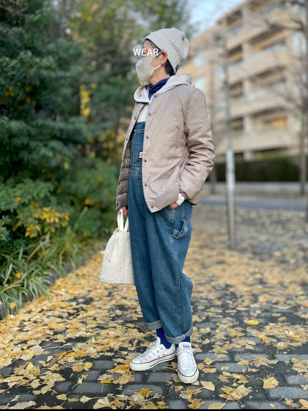 「ダウンジャケット、オーバーオール、パーカー、マイベストコーデ2023、クリスマスに着たい服、ファッションを楽しもう、ニット帽、ファー巾着、スニーカー、冬アウター、オーバーオールLOVEの会」｜「copineのused風デニムサロペット（サロペット/オーバーオール、ブルー系）」を使った、ゆりさん（レディース・154cm）の冬コーディネートの2枚目の写真
