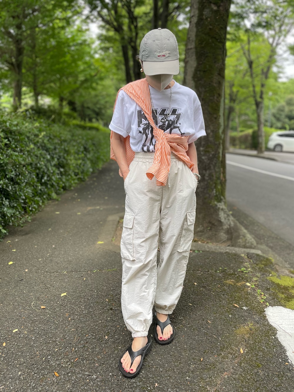 「ロックT、プリントT、キャップ、ストライプシャツ、バングル、チェーンネックレス、チェーンブレス、カーゴパンツ、ショルダーバッグ、ユニクロ、ビーチサンダル、シアートップス、休日スタイル、バックプリント、みんなの白Tフェス」｜「CIAOPANIC TYPYのアソートバンドTシャツ（Tシャツ/カットソー、ホワイト系）」を使った、ゆりさん（レディース・154cm）の夏コーディネートの2枚目の写真