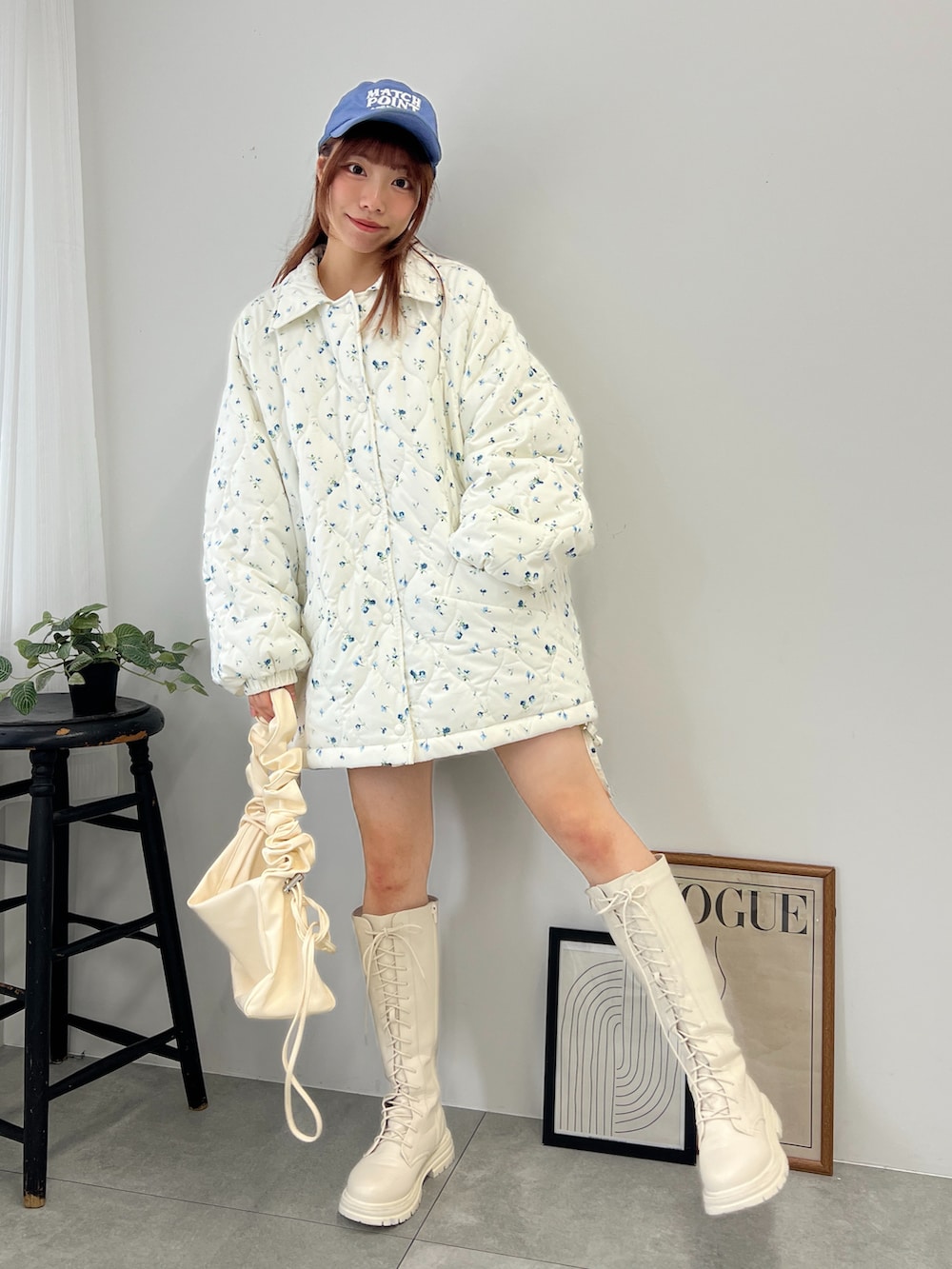 ホワイト系のブーツ、その他のダウンジャケット/コート、ブラック系のスカートを着用したレディースの冬コーディネートの3枚目の写真