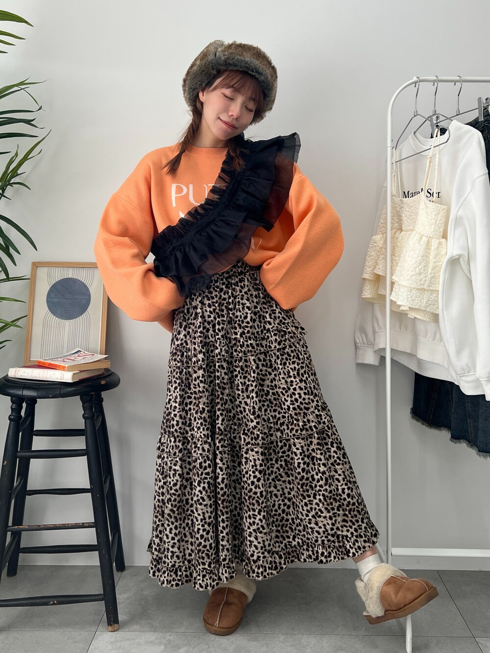 「レオパード、ロングスカート、着回しコーデ、ニット、オレンジ、ラフコーデ、フリル、キャップ、つけ襟、古着MIX、ワントーンコーデ、WEGO、フライトキャップ、ひょう柄、24ssトレンド」｜「niko and...のオリジナルフェイクムートン2WAYスリッポン（スリッポン、イエロー系）」を使った、ももち・×・さん（レディース・157cm）の冬コーディネートの3枚目の写真