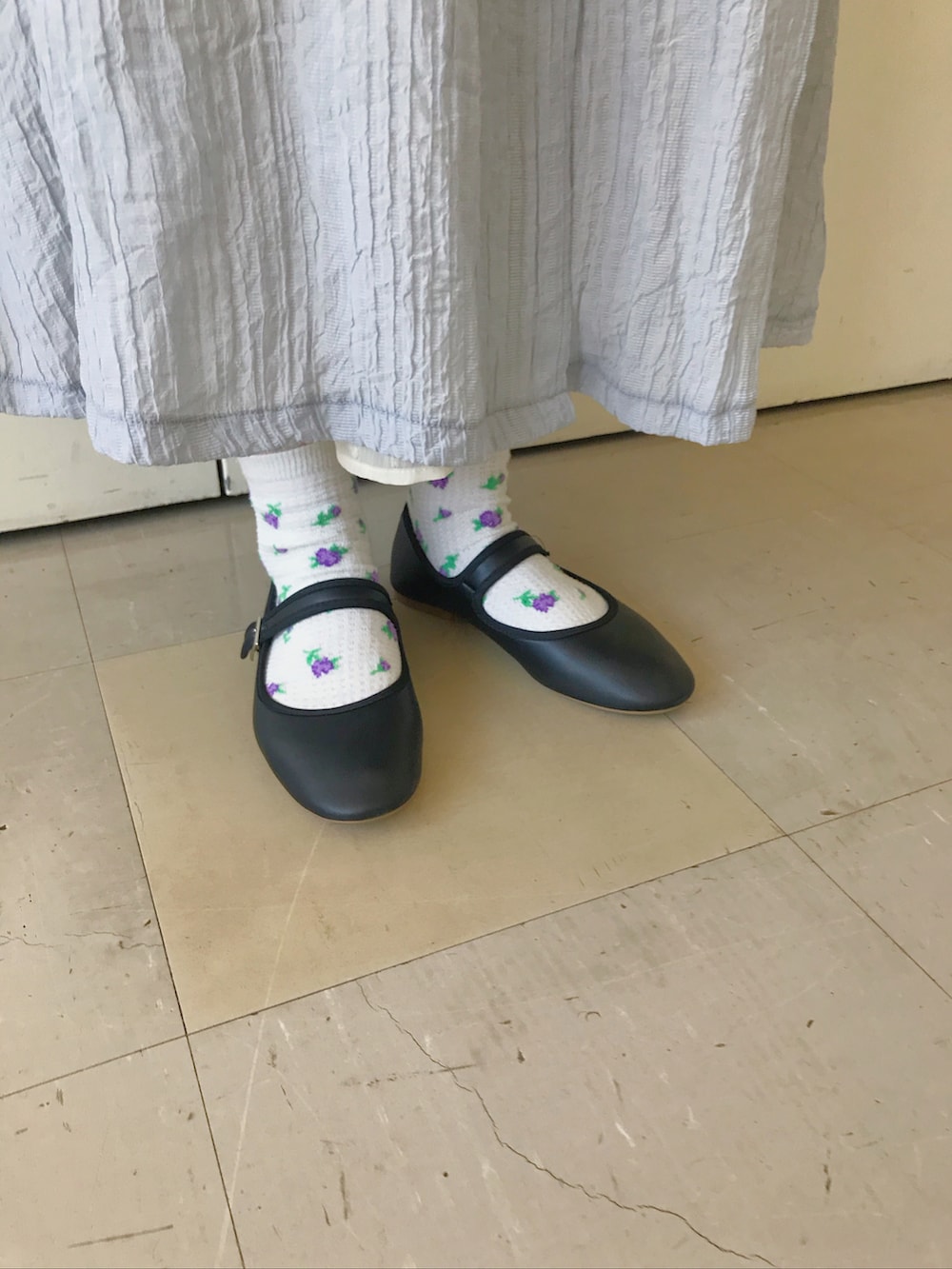 ブラック系のパンプス、ブルー系のワンピース、ホワイト系のTシャツ/カットソーを着用したレディースの春コーディネートの2枚目の写真