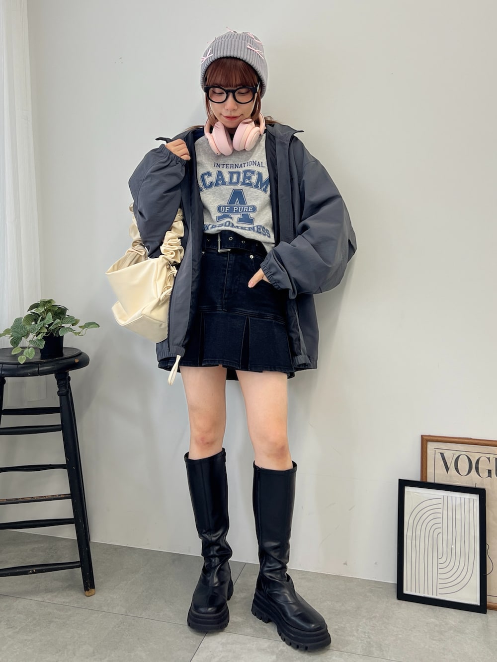 ブルー系のスウェット、ブラック系のデニムスカート、グレー系のブルゾンを着用したレディースの冬コーディネートの2枚目の写真