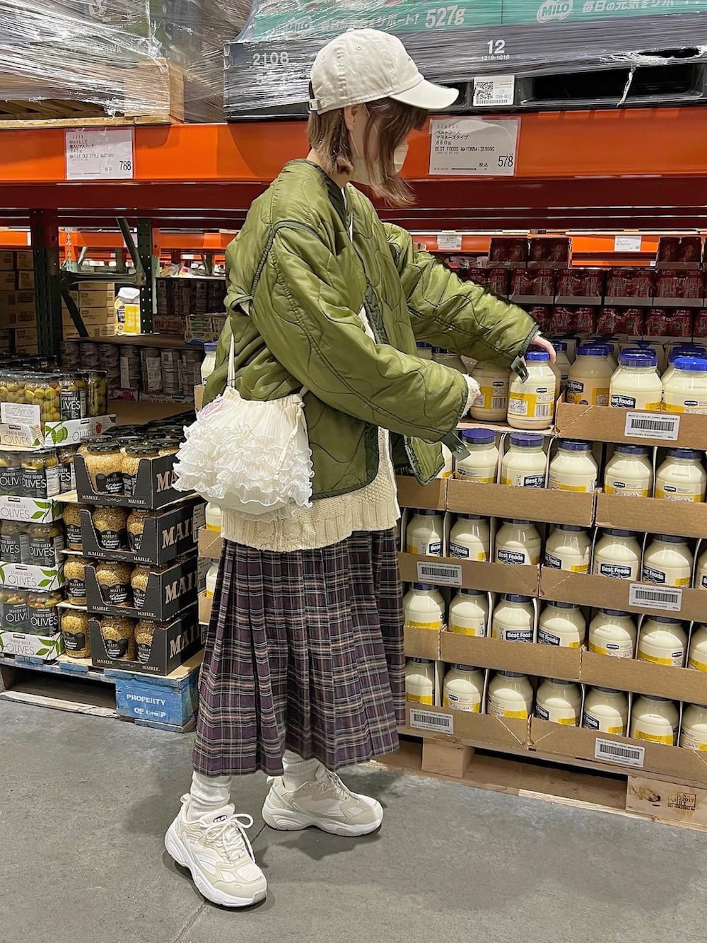 グリーン系のジャケット/アウター、ホワイト系のショルダーバッグ、その他のスカートを着用したレディースの冬コーディネートの2枚目の写真