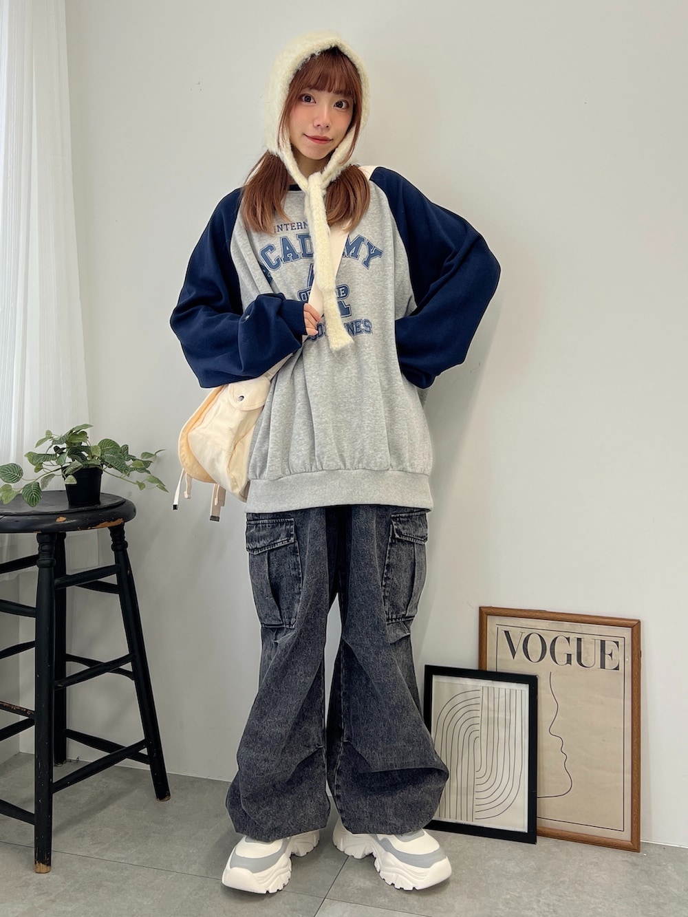 ブルー系のスウェット、ブラック系のデニムパンツ、グレー系のスニーカーを着用したレディースの冬コーディネートの5枚目の写真