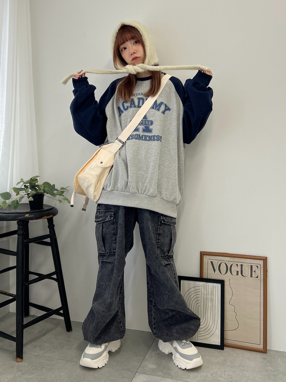 ブルー系のスウェット、ブラック系のデニムパンツ、グレー系のスニーカーを着用したレディースの冬コーディネートの4枚目の写真