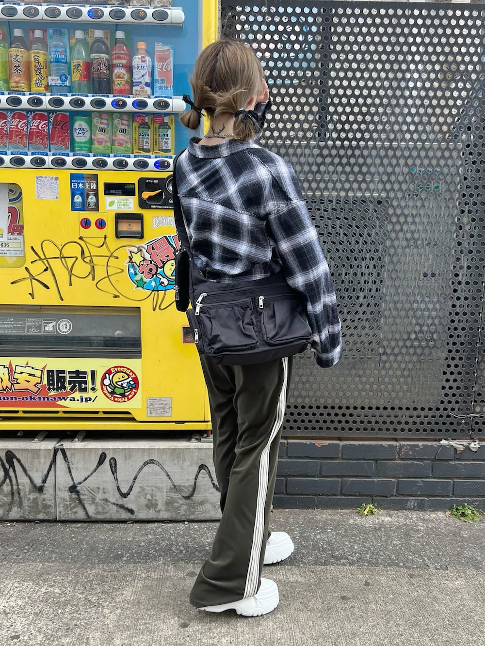 ブラック系のシャツ/ブラウス、グリーン系のスウェットパンツ、ホワイト系のスニーカーを着用したレディースの夏コーディネートの2枚目の写真