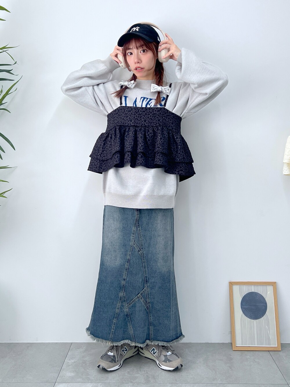 ブルー系のデニムスカート、ブラック系のキャミソール、グレー系のニット/セーターを着用したレディースの冬コーディネートの3枚目の写真