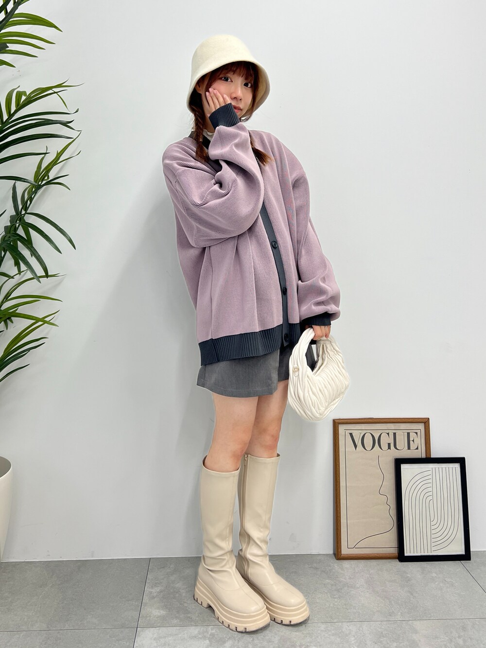 グレー系のカーディガン/ボレロ、ホワイト系のブーツ、ホワイト系のTシャツ/カットソーを着用したレディースの冬コーディネートの3枚目の写真