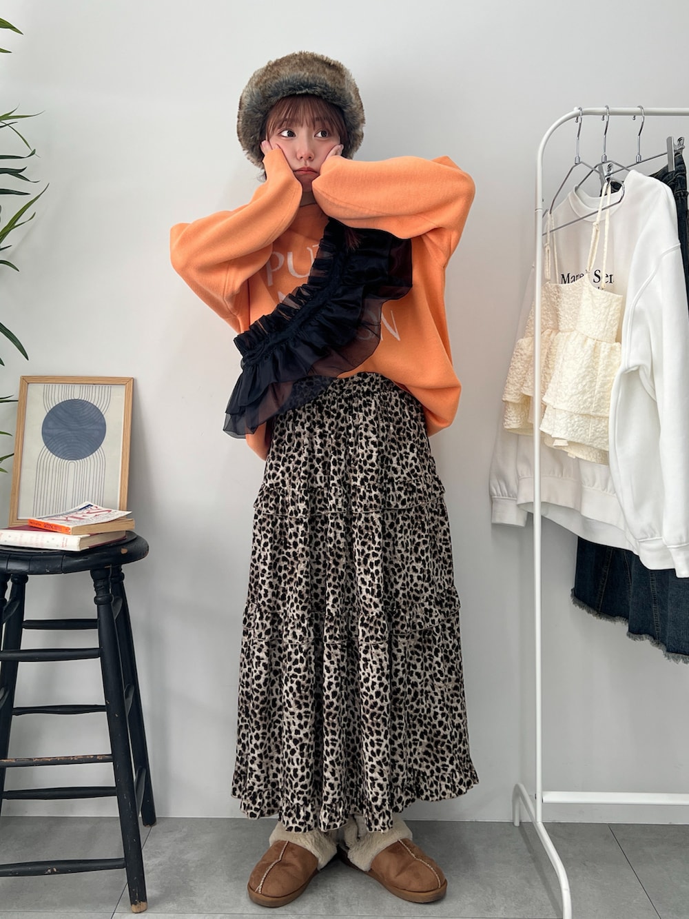 「レオパード、ロングスカート、着回しコーデ、ニット、オレンジ、ラフコーデ、フリル、キャップ、つけ襟、古着MIX、ワントーンコーデ、WEGO、フライトキャップ、ひょう柄、24ssトレンド」｜「niko and...のオリジナルフェイクムートン2WAYスリッポン（スリッポン、イエロー系）」を使った、ももち・×・さん（レディース・157cm）の冬コーディネートの2枚目の写真