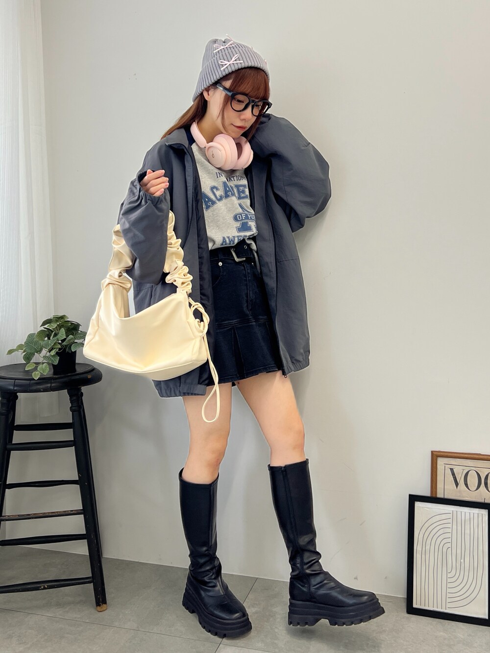 ブルー系のスウェット、ブラック系のデニムスカート、グレー系のブルゾンを着用したレディースの冬コーディネートの4枚目の写真