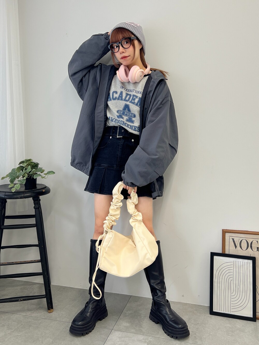 ブルー系のスウェット、ブラック系のデニムスカート、グレー系のブルゾンを着用したレディースの冬コーディネートの5枚目の写真