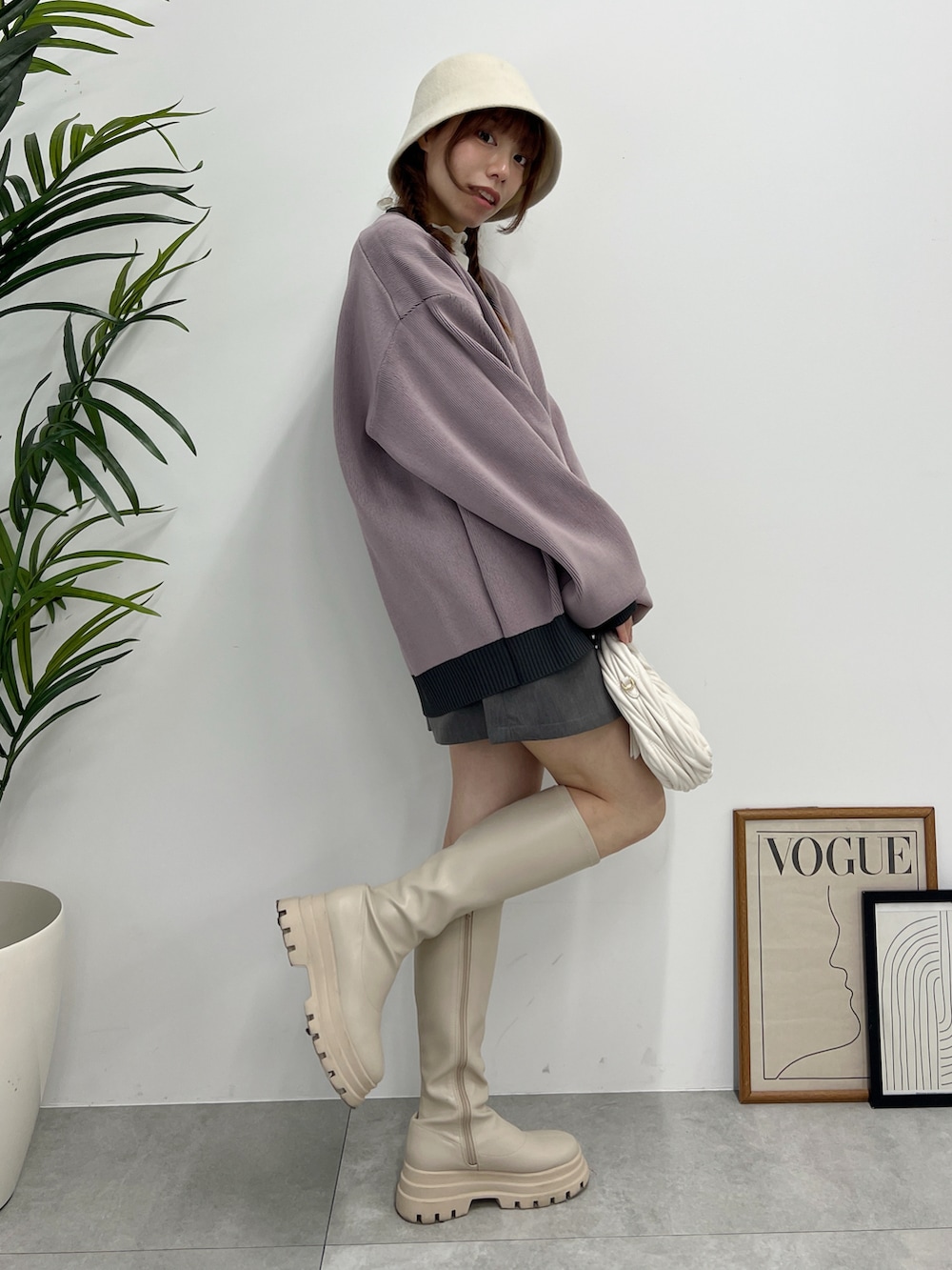 グレー系のカーディガン/ボレロ、ホワイト系のブーツ、ホワイト系のTシャツ/カットソーを着用したレディースの冬コーディネートの4枚目の写真