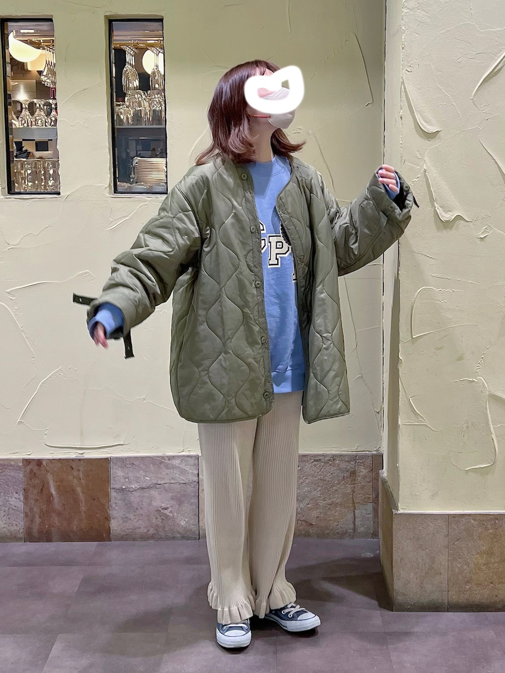 ブルー系のスウェット、ホワイト系のその他パンツ、ブルー系のスニーカーを着用したレディースの冬コーディネートの2枚目の写真