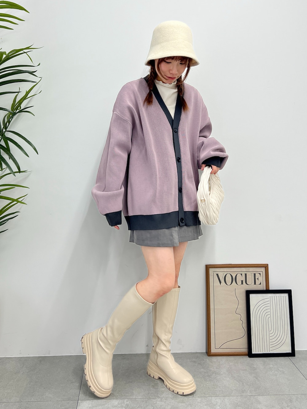 グレー系のカーディガン/ボレロ、ホワイト系のブーツ、ホワイト系のTシャツ/カットソーを着用したレディースの冬コーディネートの5枚目の写真