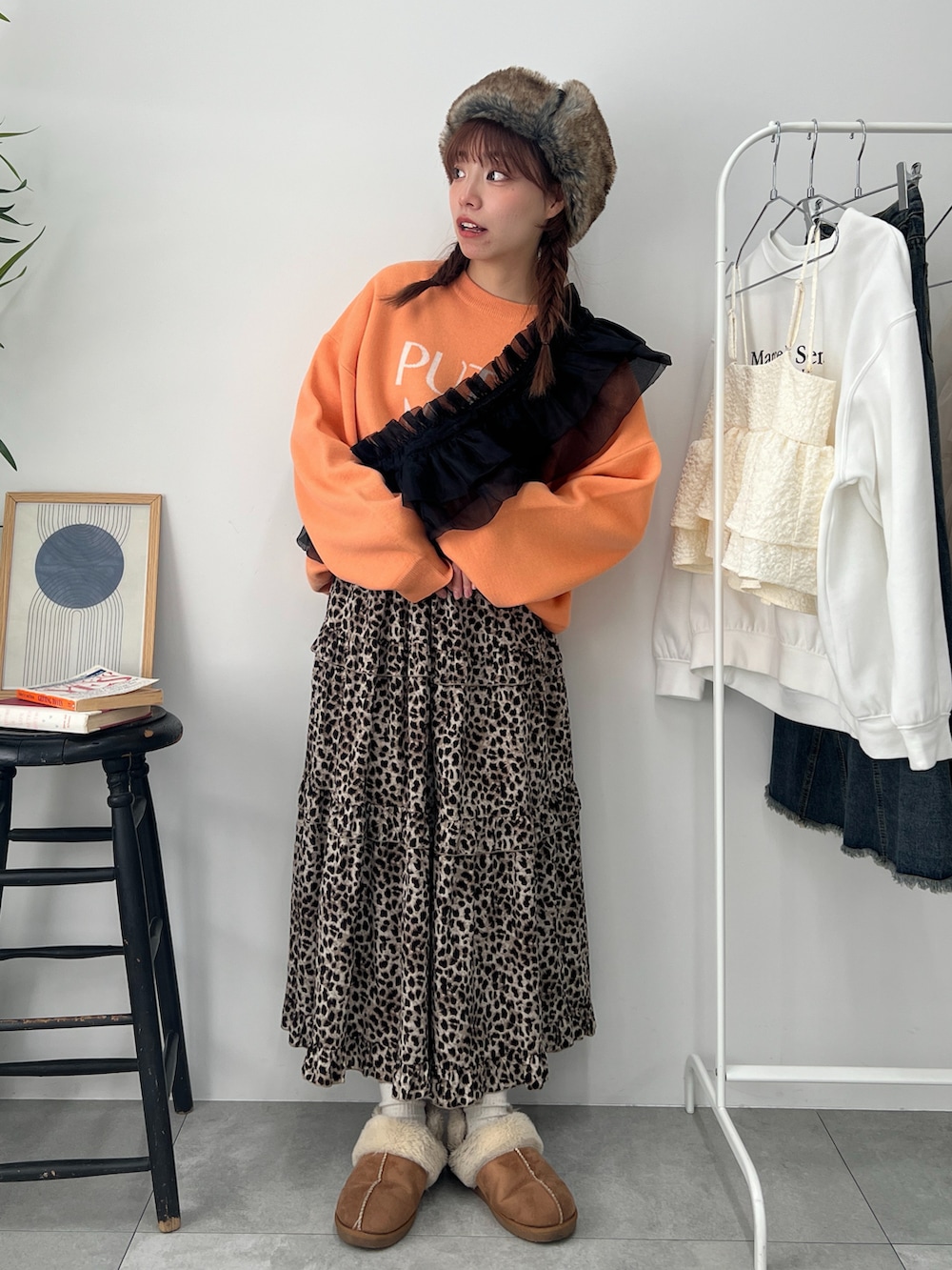 「レオパード、ロングスカート、着回しコーデ、ニット、オレンジ、ラフコーデ、フリル、キャップ、つけ襟、古着MIX、ワントーンコーデ、WEGO、フライトキャップ、ひょう柄、24ssトレンド」｜「niko and...のオリジナルフェイクムートン2WAYスリッポン（スリッポン、イエロー系）」を使った、ももち・×・さん（レディース・157cm）の冬コーディネートの4枚目の写真