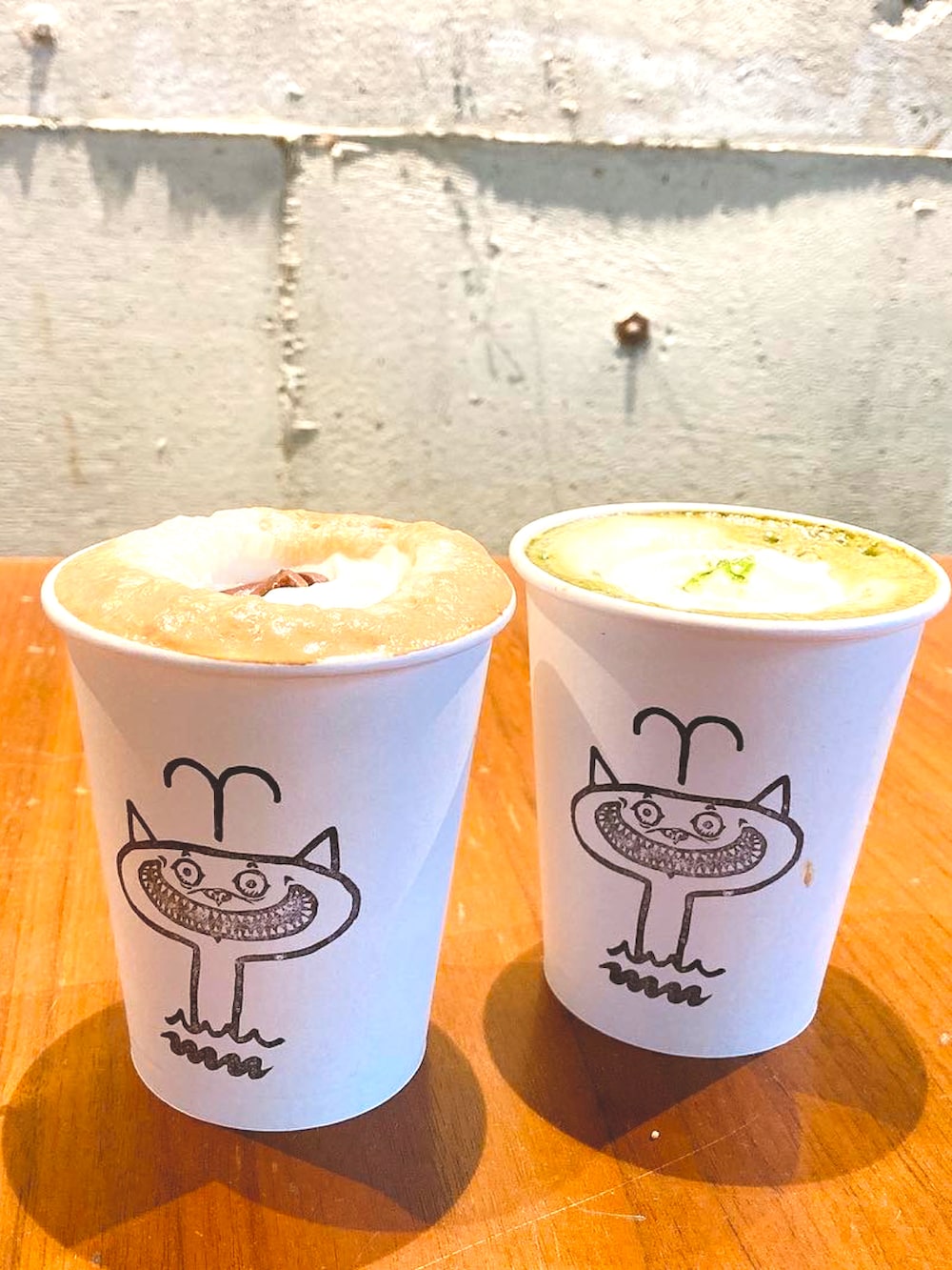 ブルー系のサロペット/オーバーオール、ホワイト系のニット/セーター、ホワイト系のブーツを着用したレディースの冬コーディネートの2枚目の写真