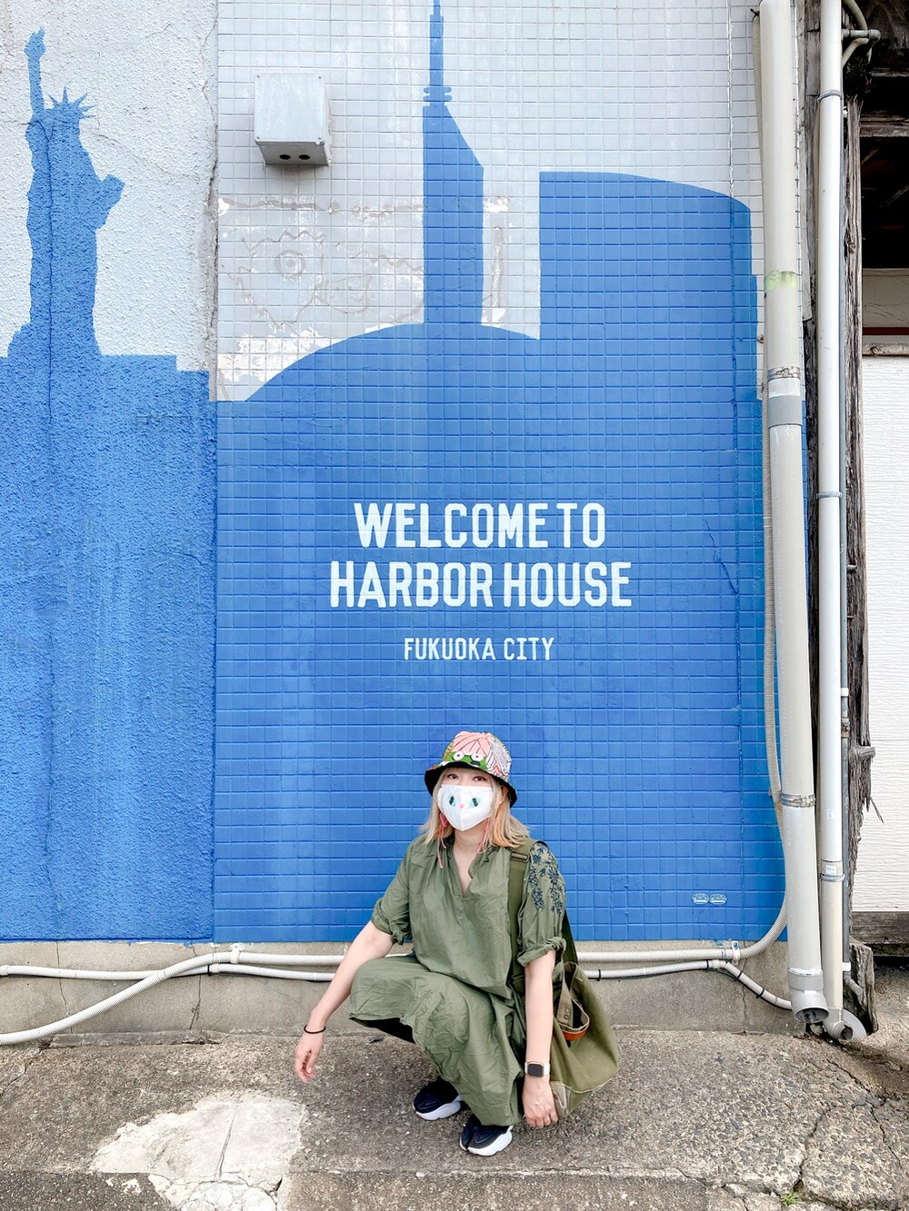 ブラック系のスニーカー、ホワイト系のマスクを着用したレディースの秋コーディネートの2枚目の写真